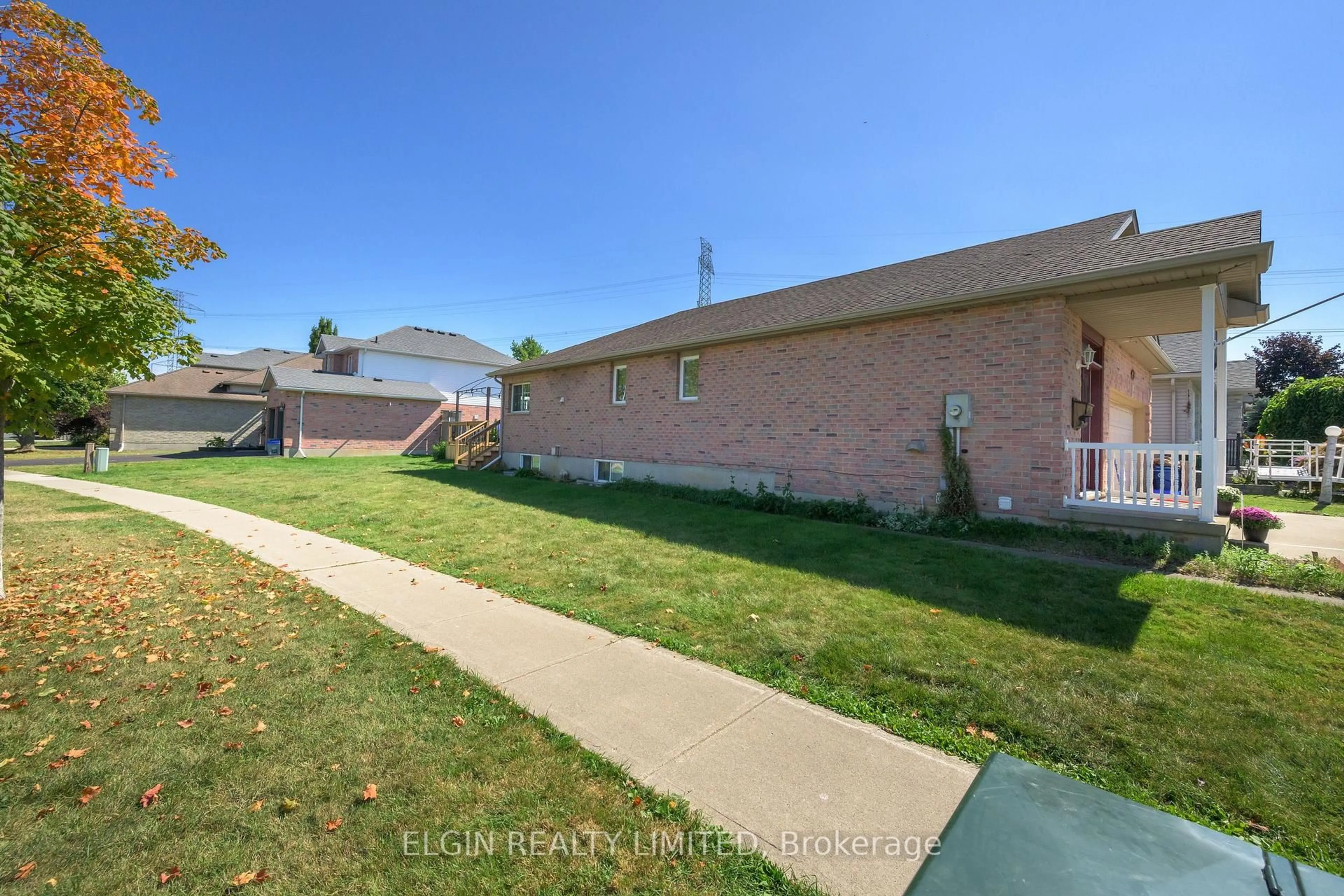 Patio, street for 1 MAGNOLIA Crt, St. Thomas Ontario N5P 4N3
