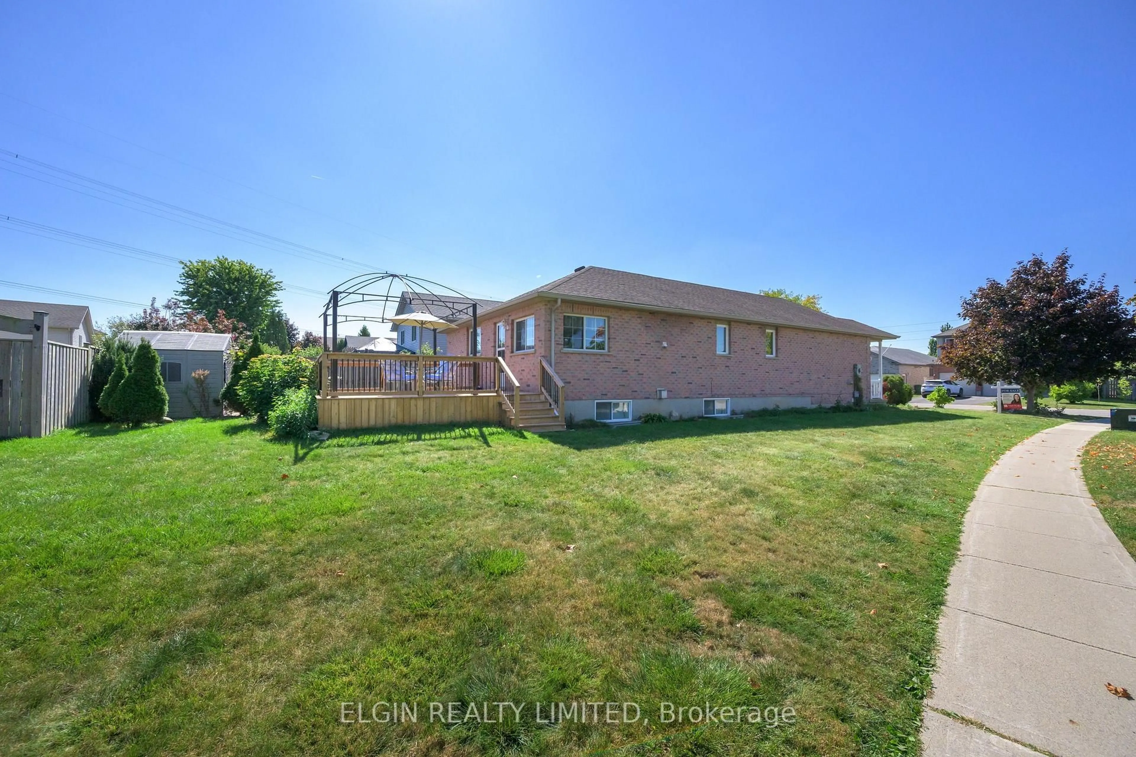 A pic from outside/outdoor area/front of a property/back of a property/a pic from drone, street for 1 MAGNOLIA Crt, St. Thomas Ontario N5P 4N3