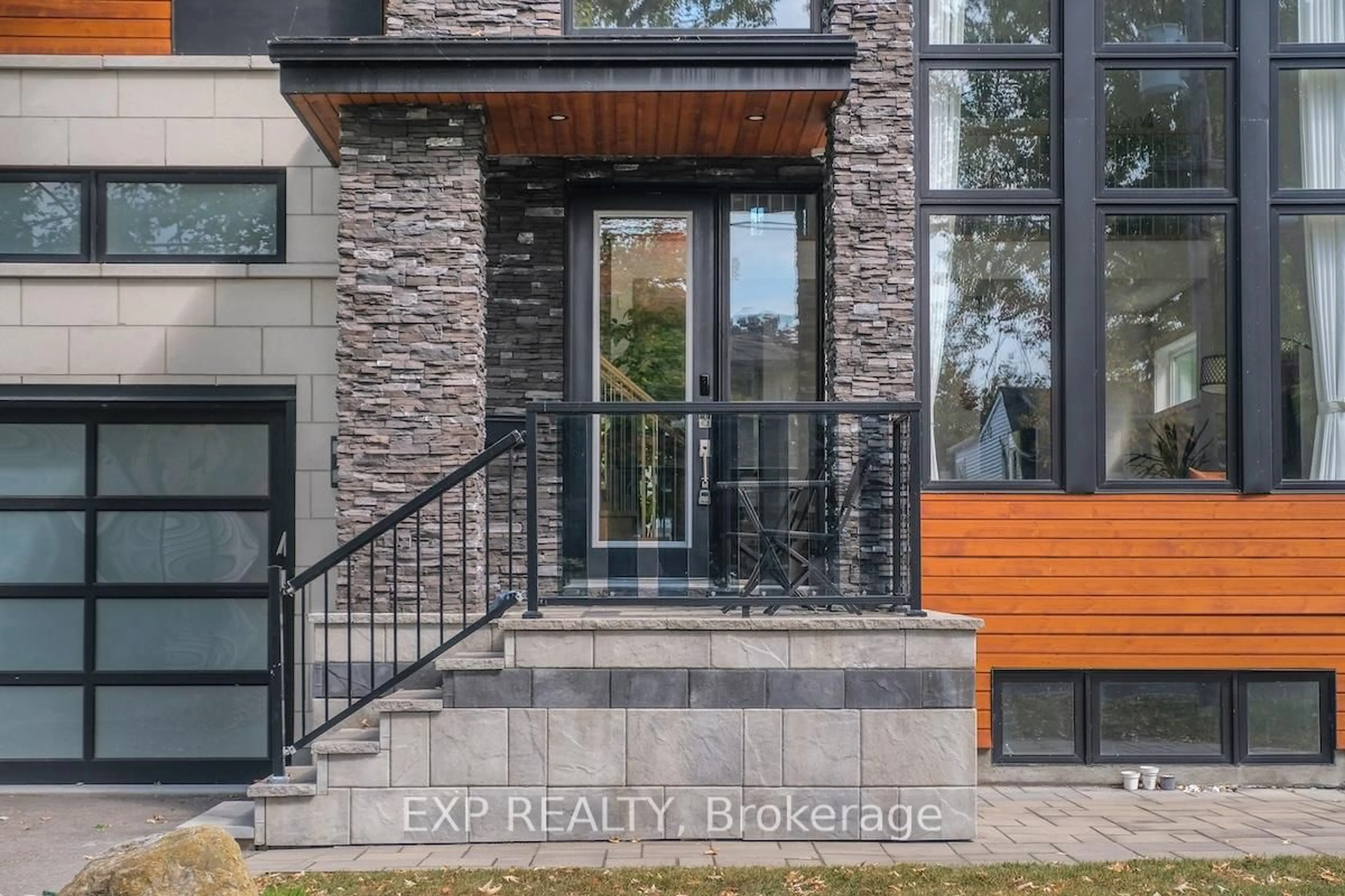 Indoor entryway for 231 Daniel Ave, Ottawa Ontario K1Y 0C7