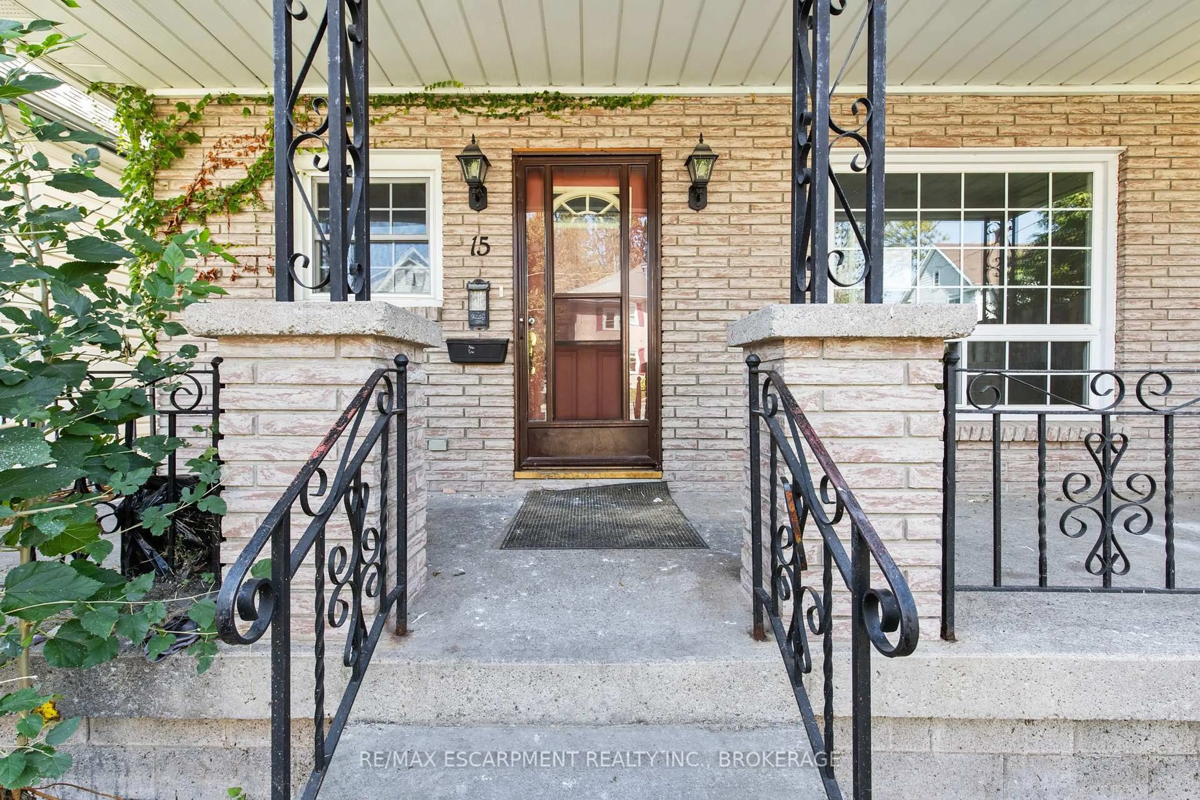 Indoor entryway for 15 MCCORMICK St, Welland Ontario L3C 4L8