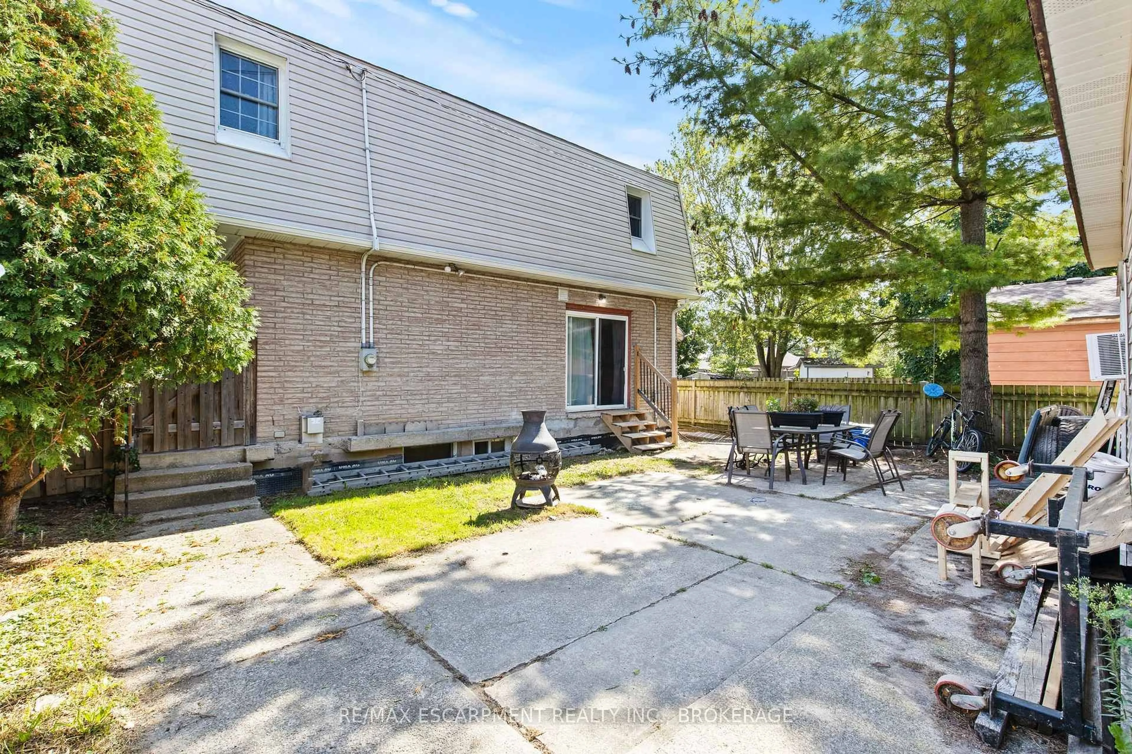 Patio, street for 15 MCCORMICK St, Welland Ontario L3C 4L8