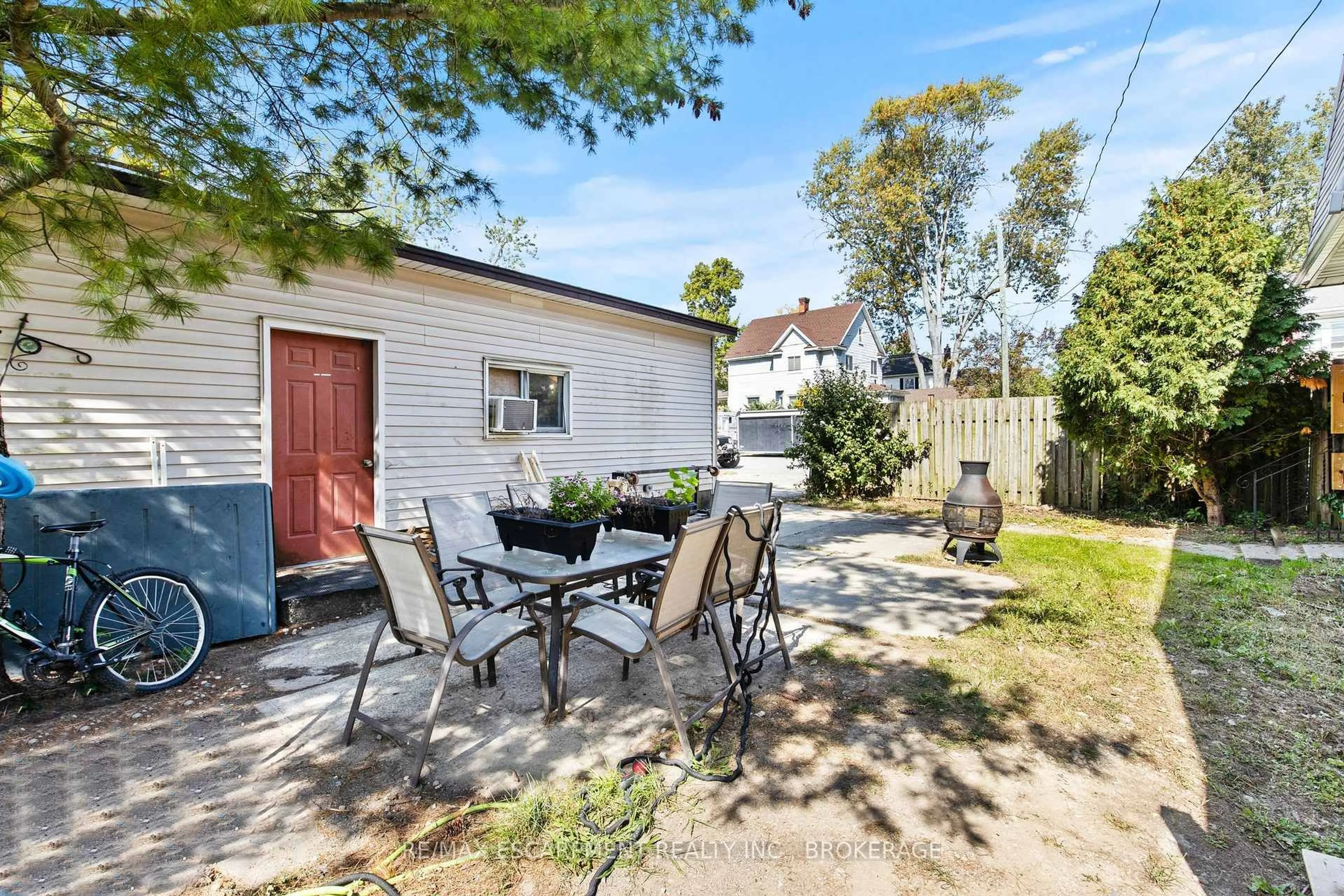 Patio, street for 15 MCCORMICK St, Welland Ontario L3C 4L8