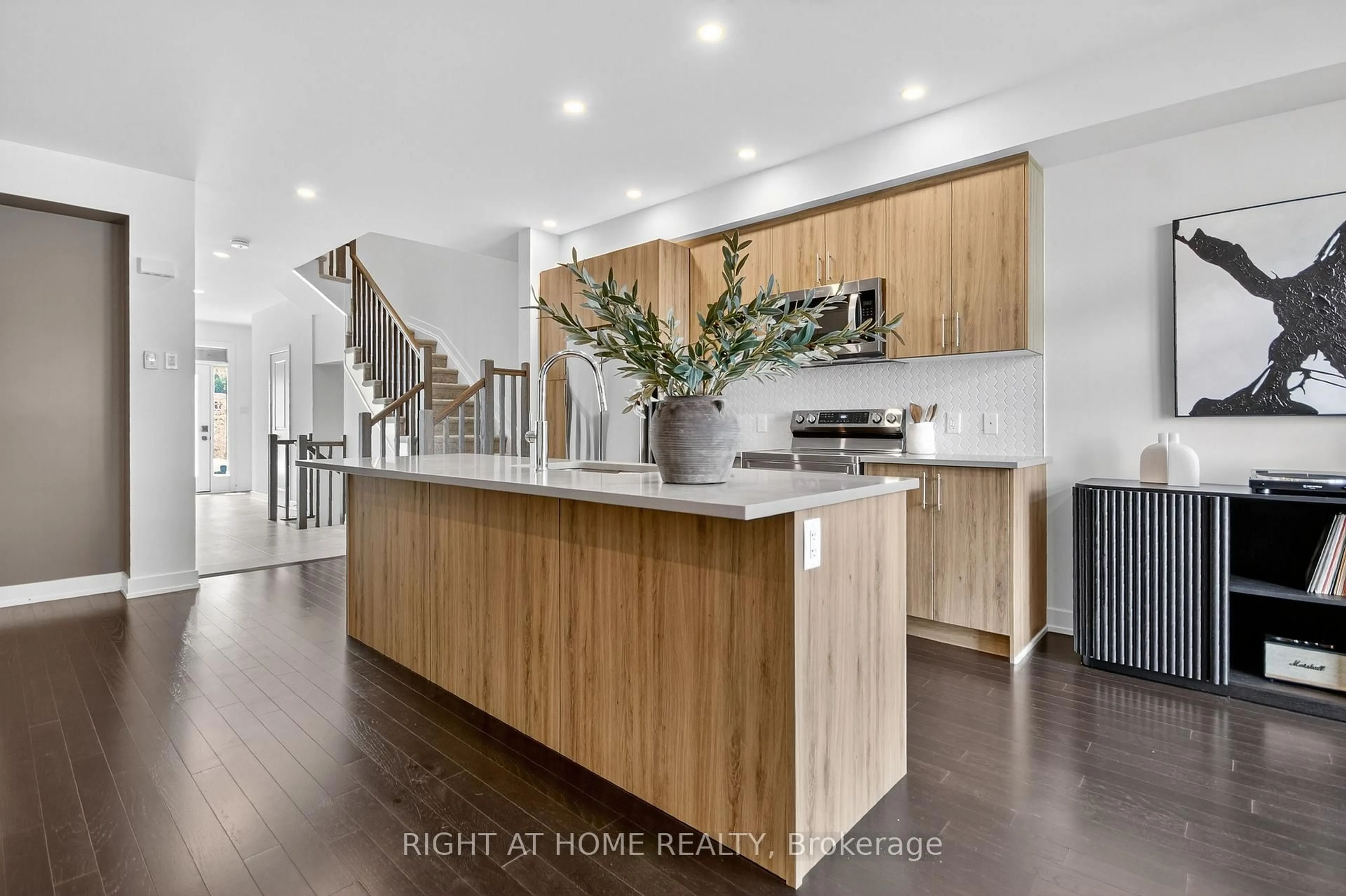 Contemporary kitchen, unknown for 2329 Goldhawk Dr, Ottawa Ontario K2S 2X3