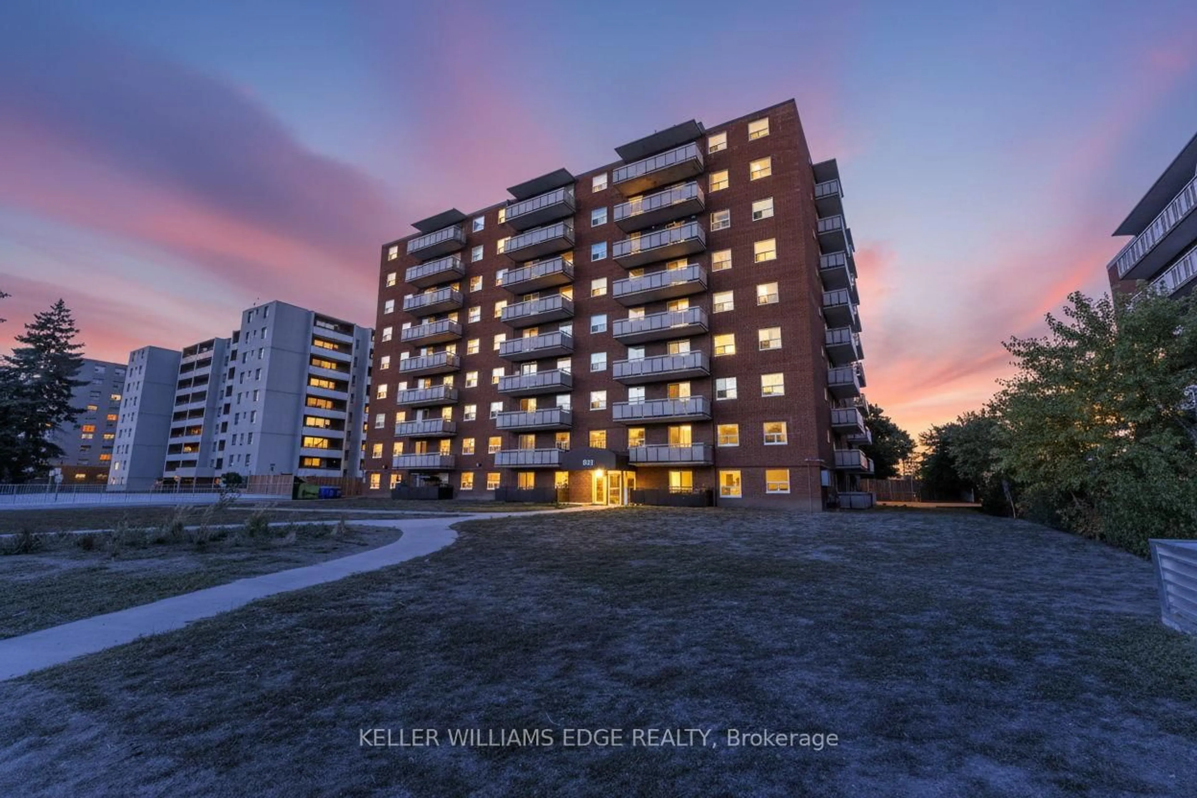 A pic from outside/outdoor area/front of a property/back of a property/a pic from drone, building for 851 Queenston Rd #802, Hamilton Ontario L8G 1B4