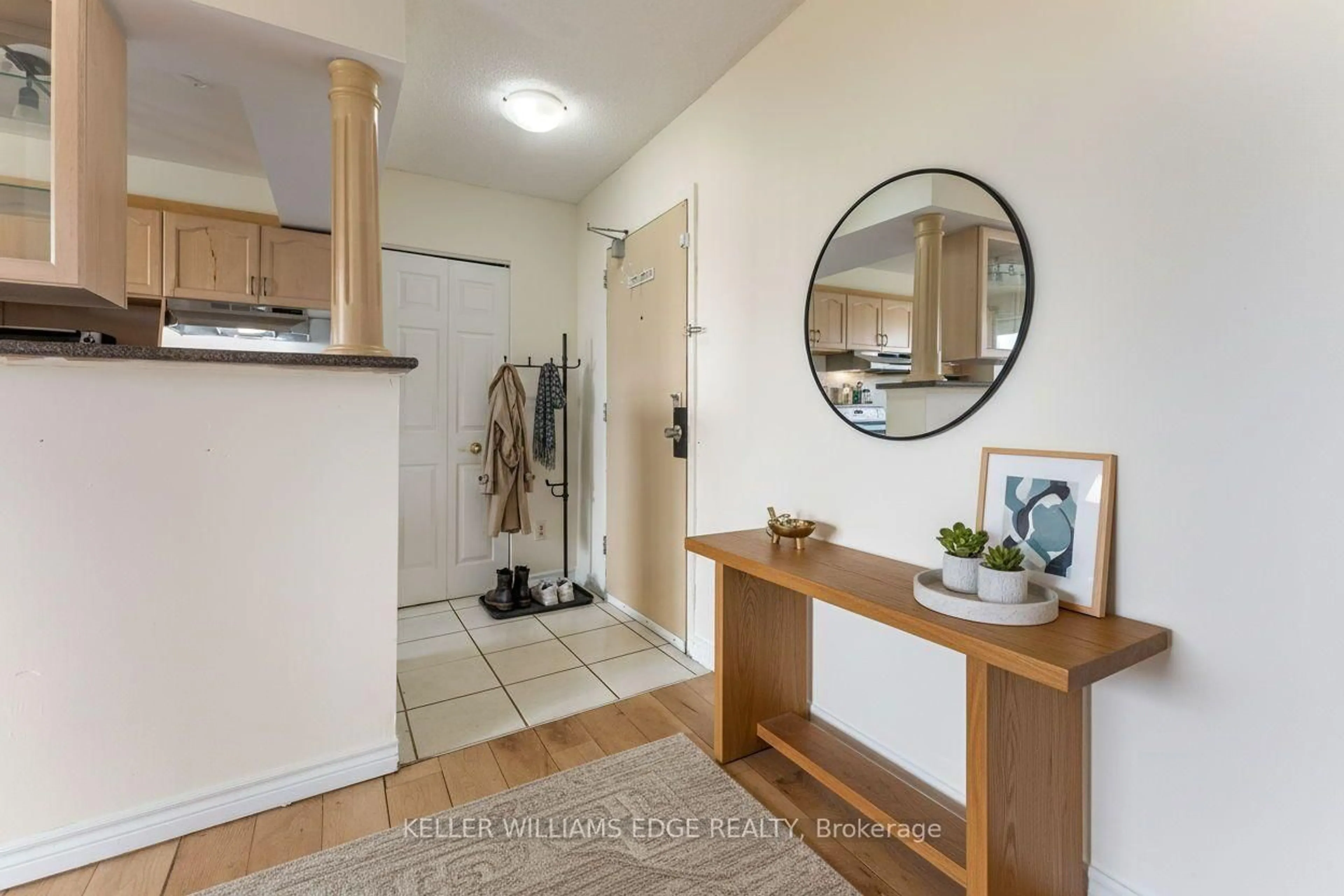 Indoor entryway for 851 Queenston Rd #802, Hamilton Ontario L8G 1B4