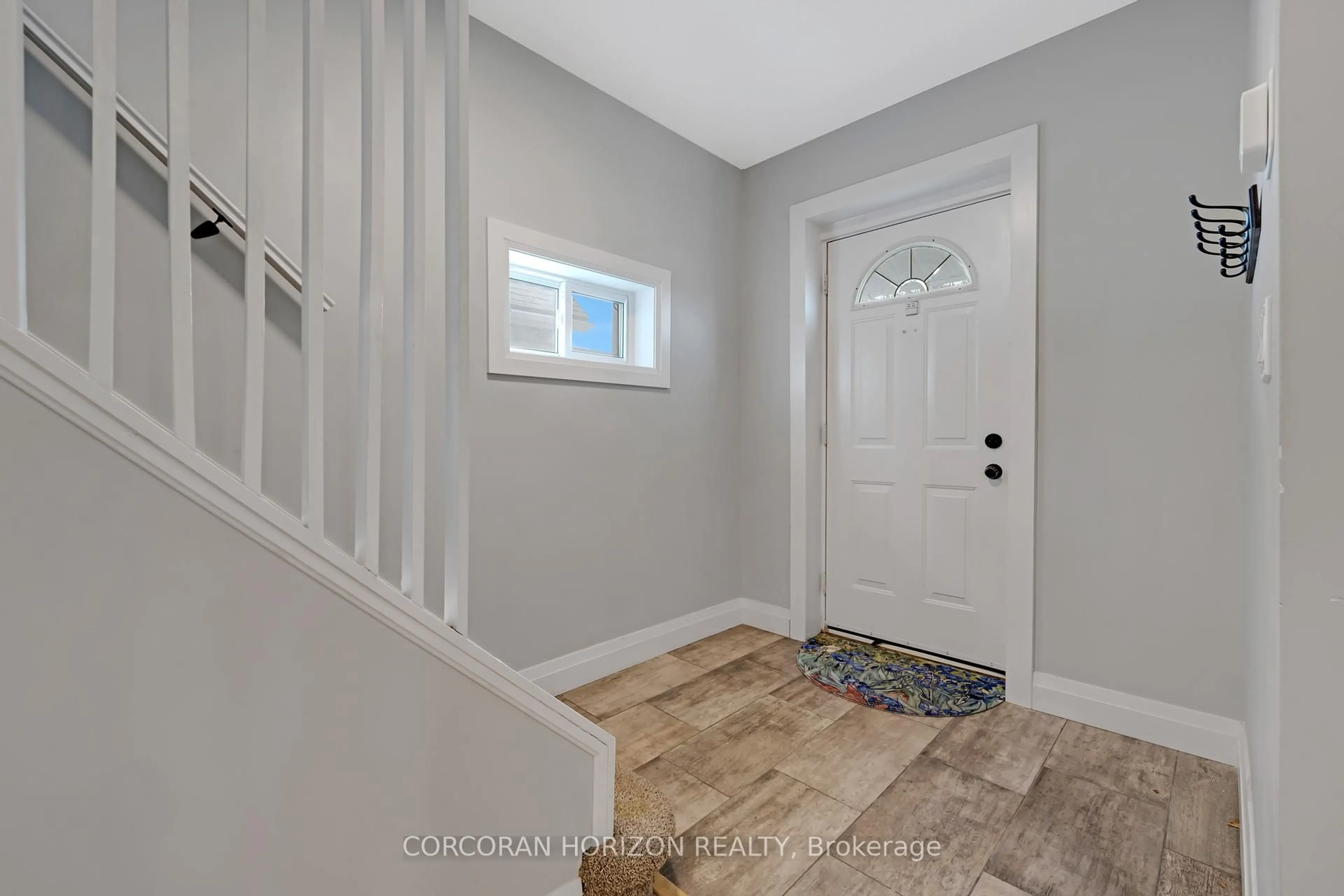 Indoor entryway for 731 William St, Cambridge Ontario N3H 3W8