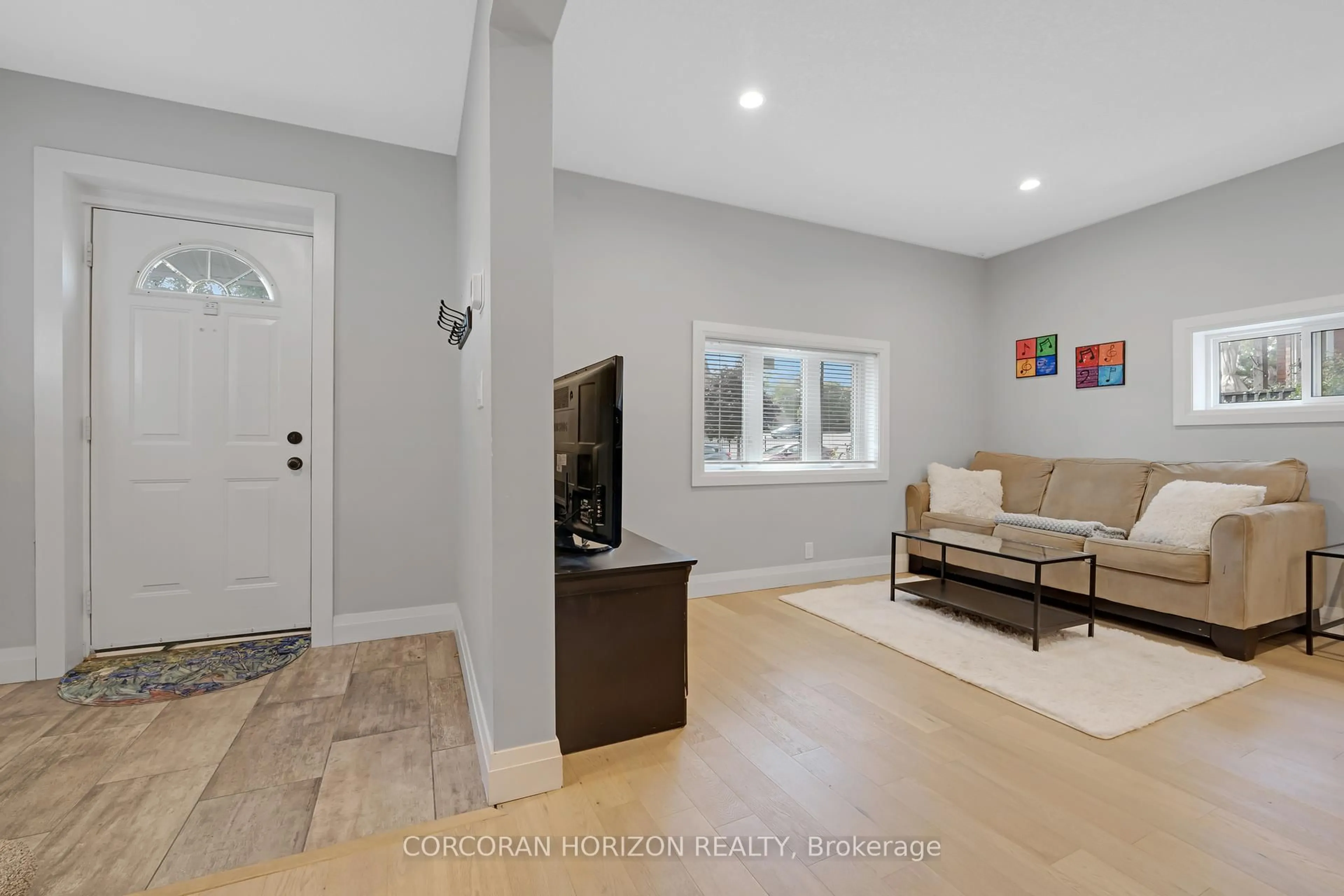 Indoor entryway for 731 William St, Cambridge Ontario N3H 3W8