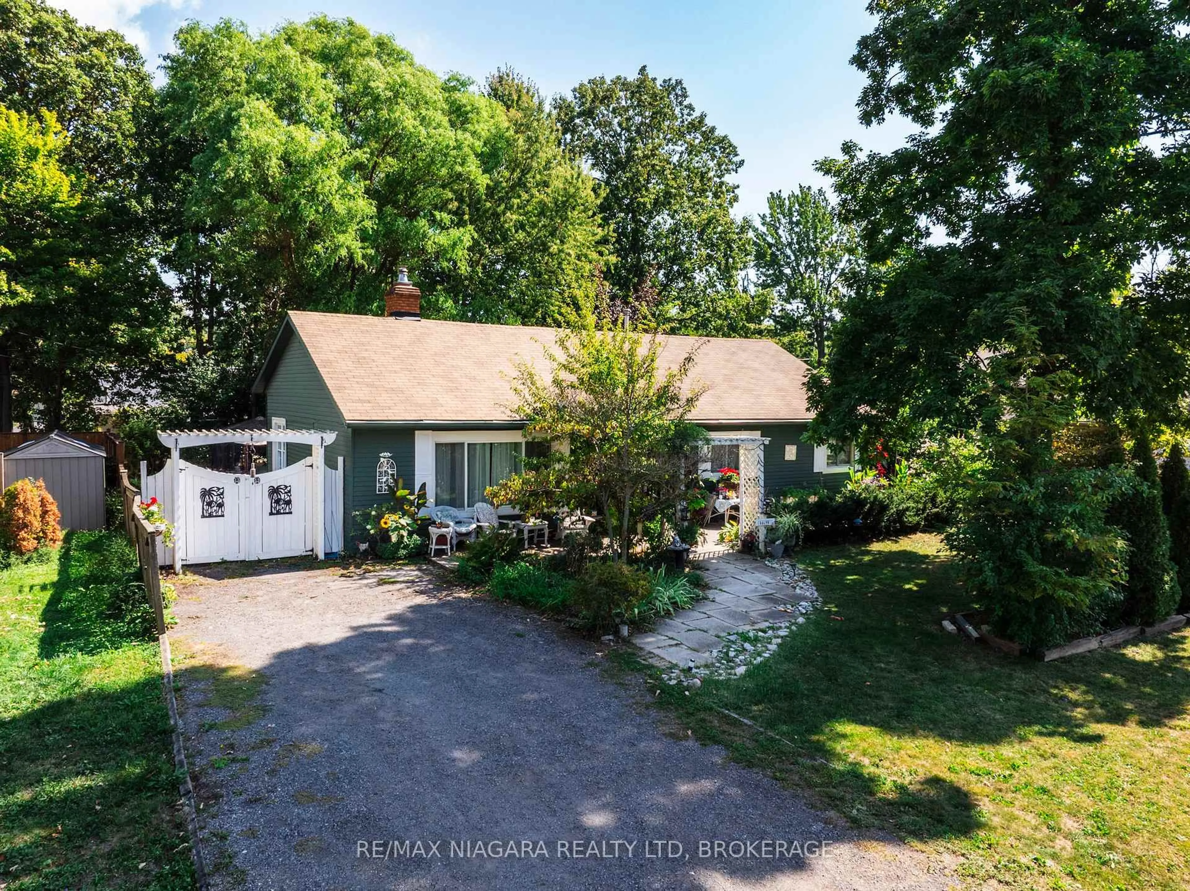 A pic from outside/outdoor area/front of a property/back of a property/a pic from drone, street for 600 Lakeview Rd, Fort Erie Ontario L2A 4W7
