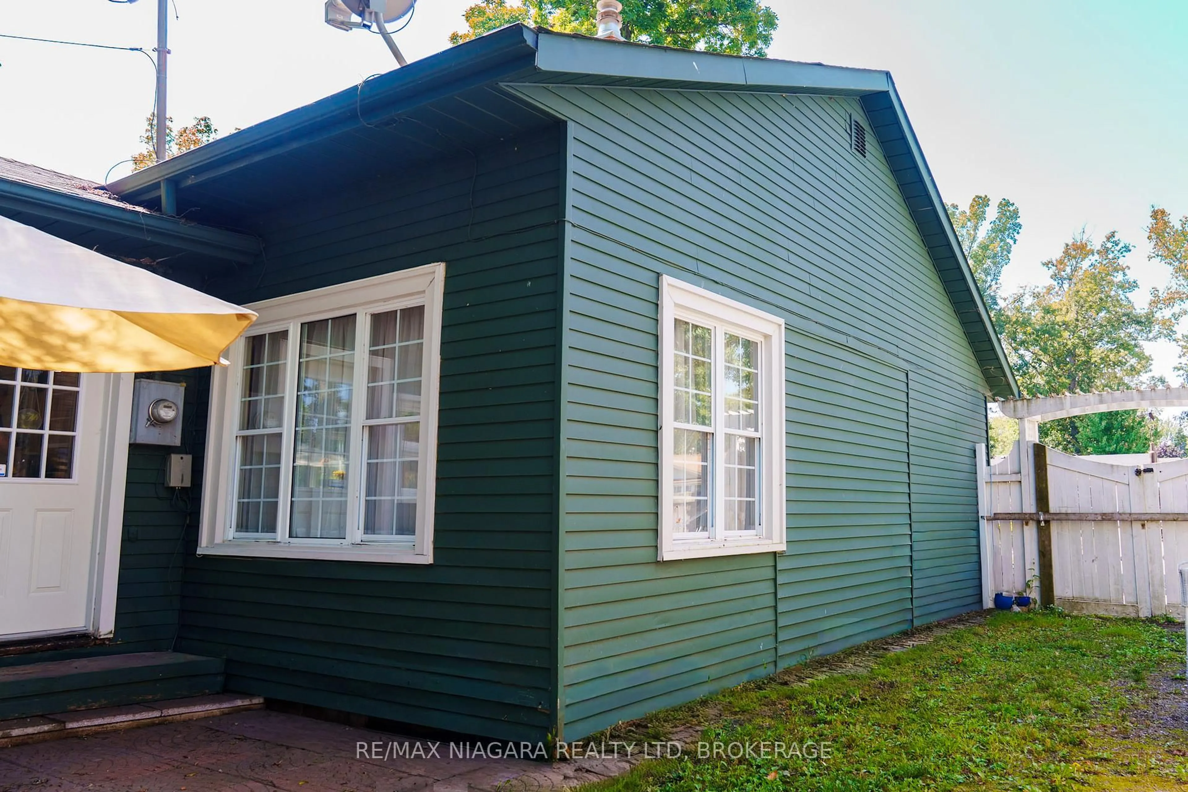 Home with vinyl exterior material, building for 600 Lakeview Rd, Fort Erie Ontario L2A 4W7