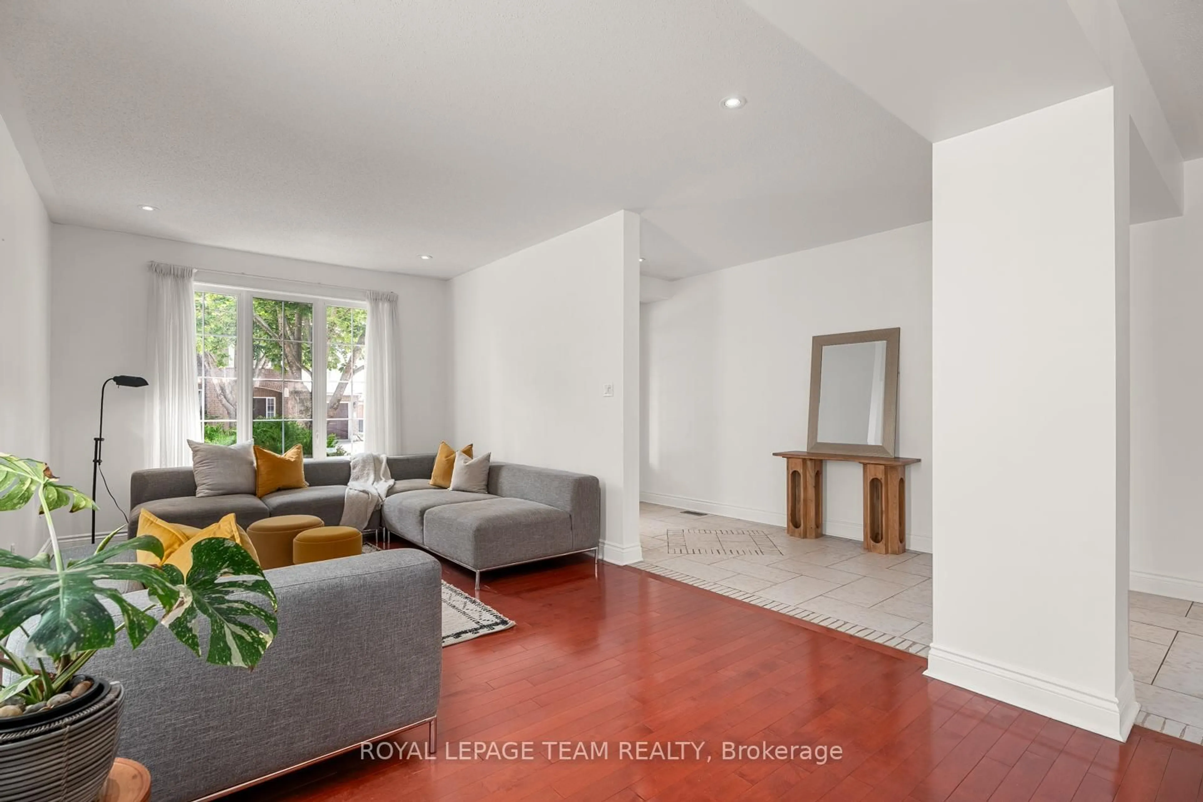Living room with furniture, unknown for 33 Valencia St, Ottawa Ontario K2G 6T1