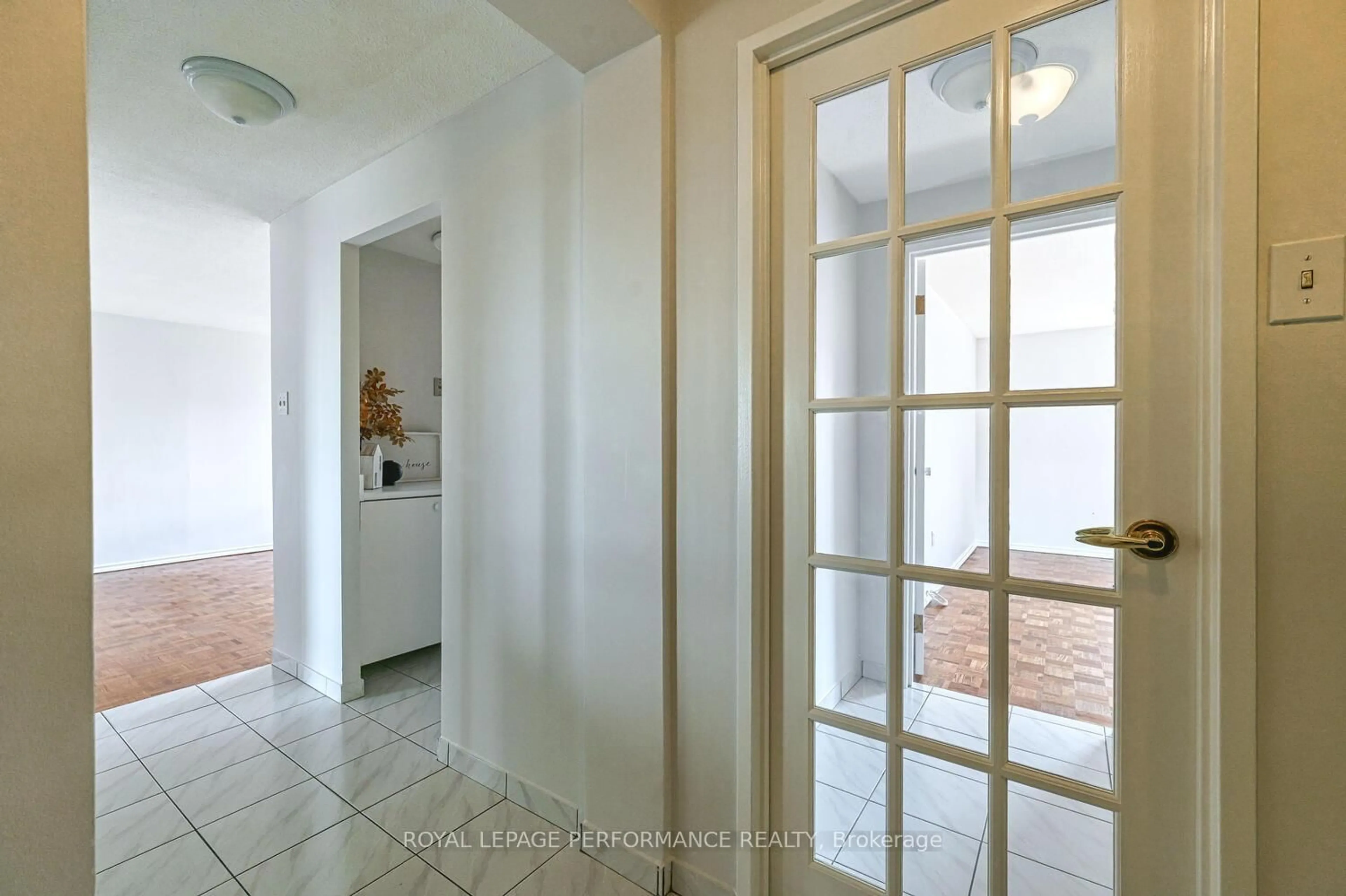 Indoor entryway for 1356 Meadowlands Dr #607, Ottawa Ontario K2E 6K6