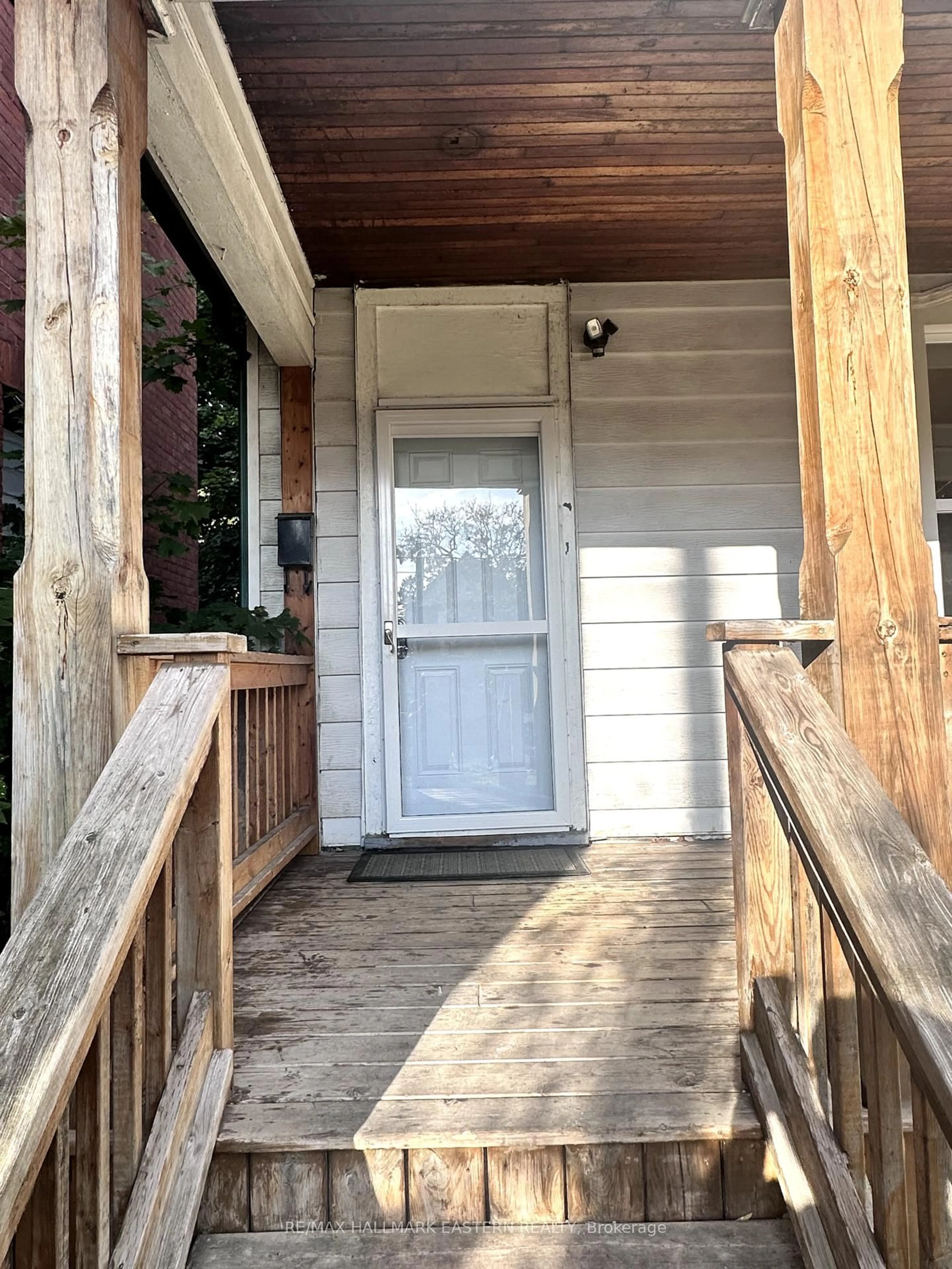 Indoor entryway for 655 George St, Peterborough Ontario K9H 3S7