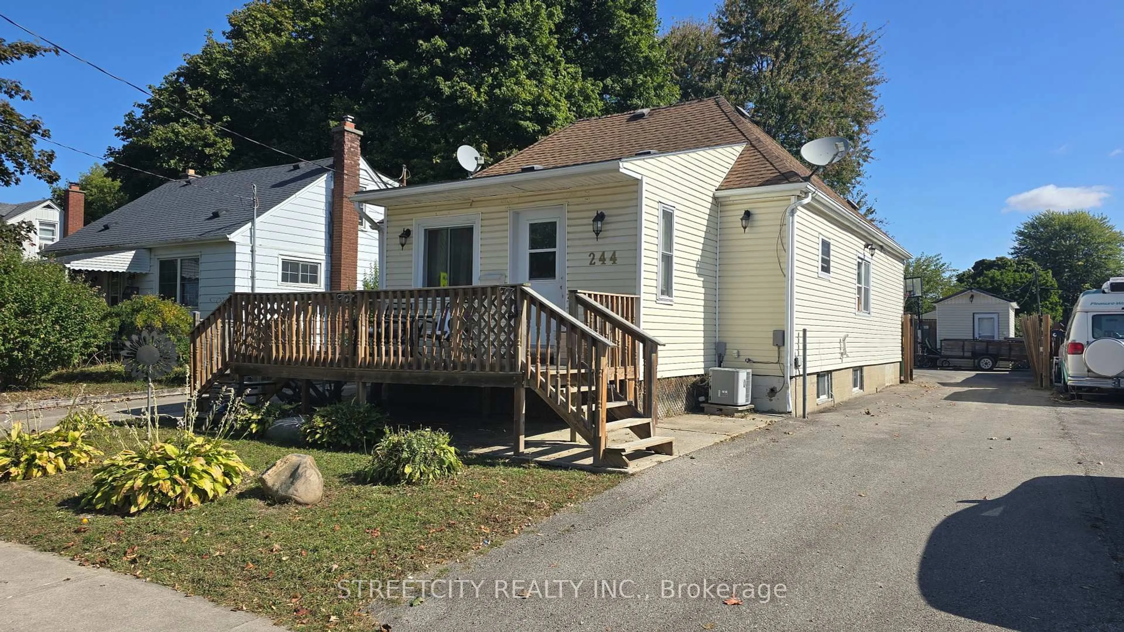A pic from outside/outdoor area/front of a property/back of a property/a pic from drone, street for 244 Vancouver St, London East Ontario N5W 4R8