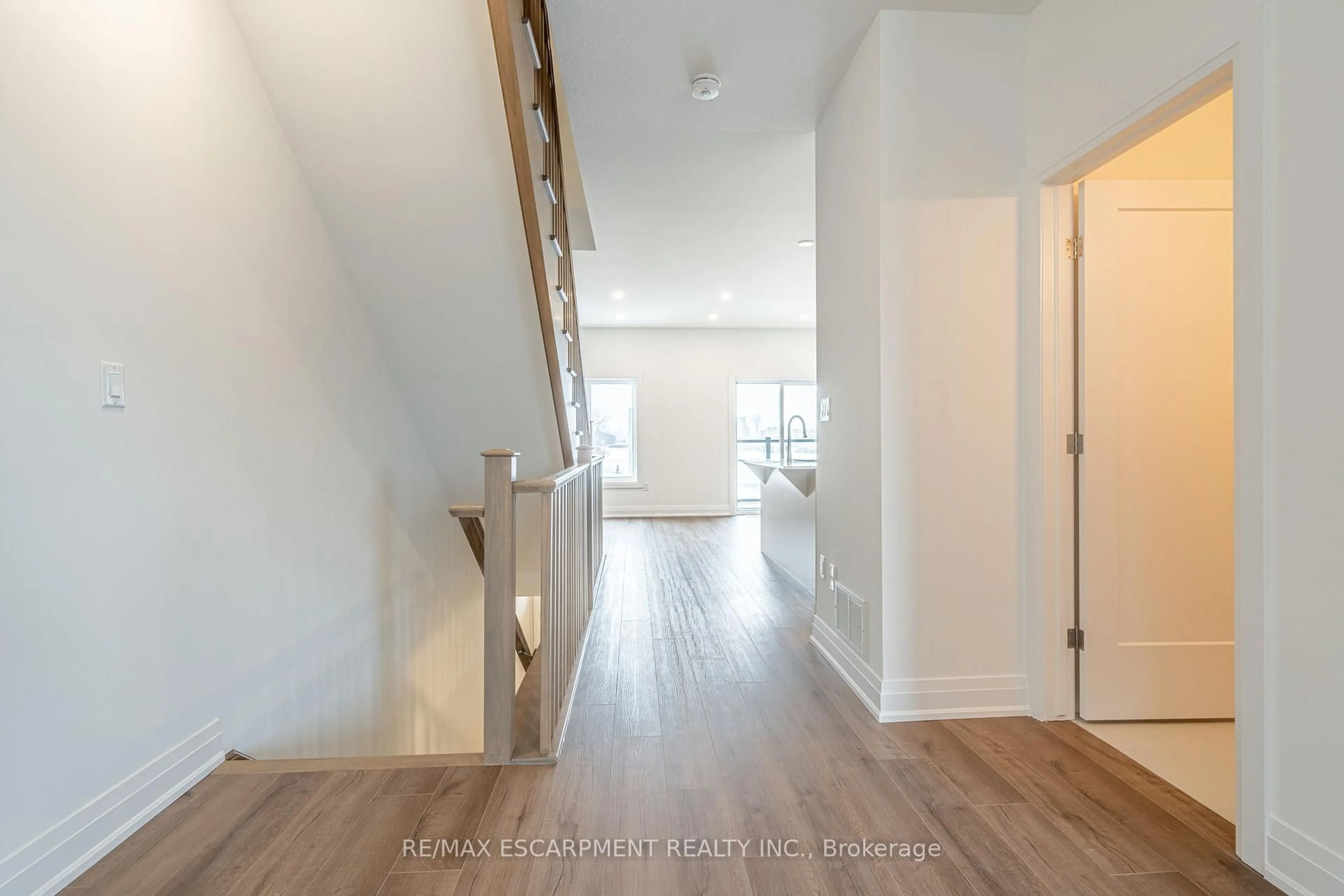 Indoor entryway for 20 CLEAR VALLEY Lane, Hamilton Ontario L0R 1W0