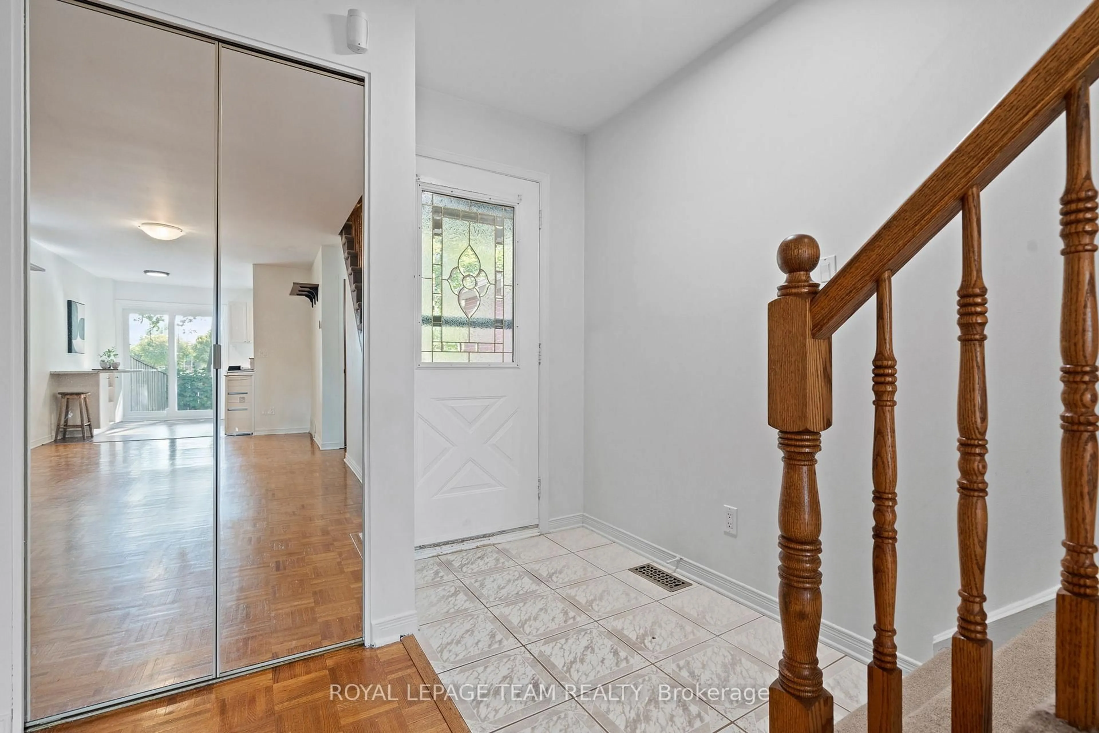 Indoor entryway for 230 Currell Ave, Ottawa Ontario K1Z 7J3