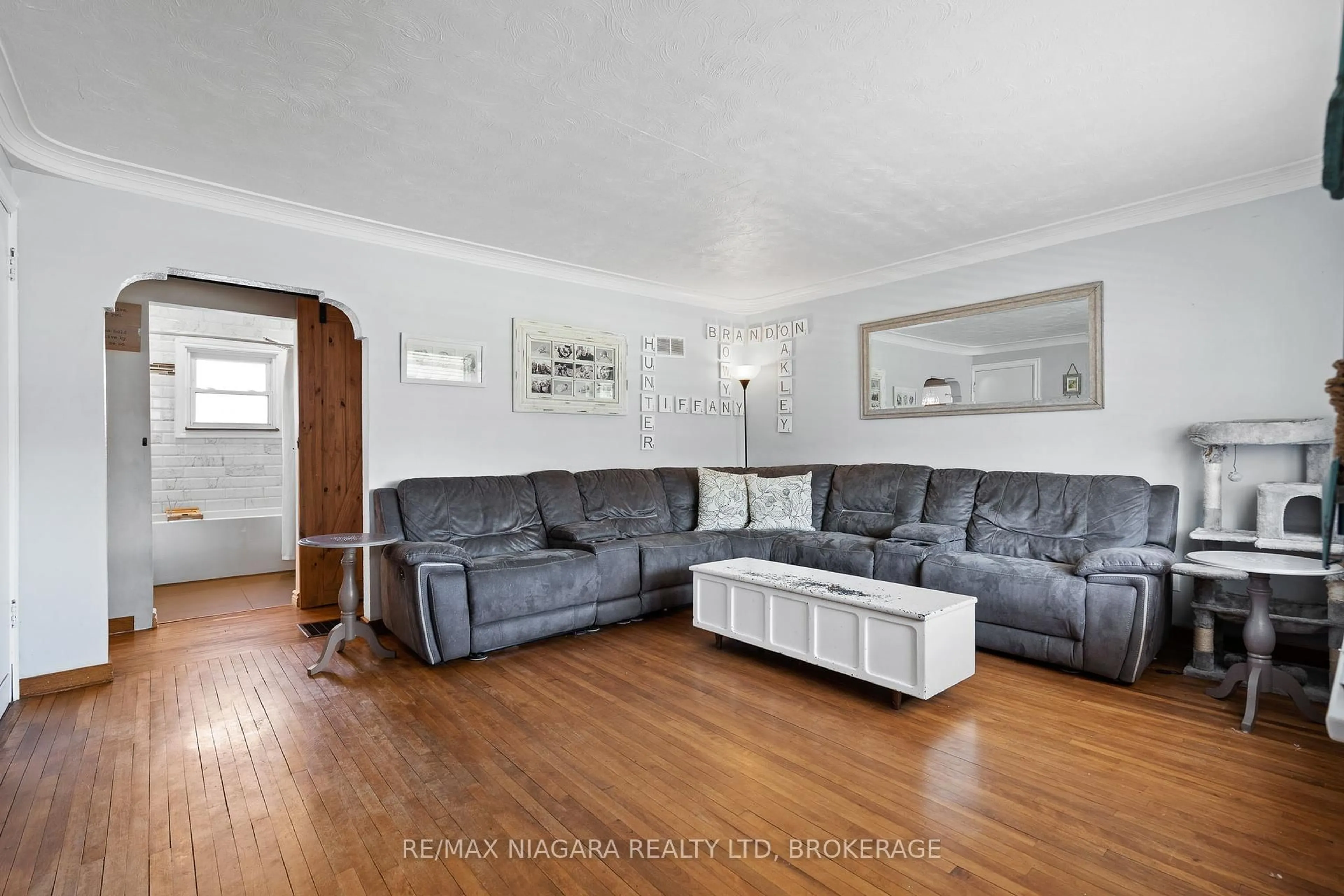 Living room with furniture, unknown for 201 Knoll St, Port Colborne Ontario L3K 5B4