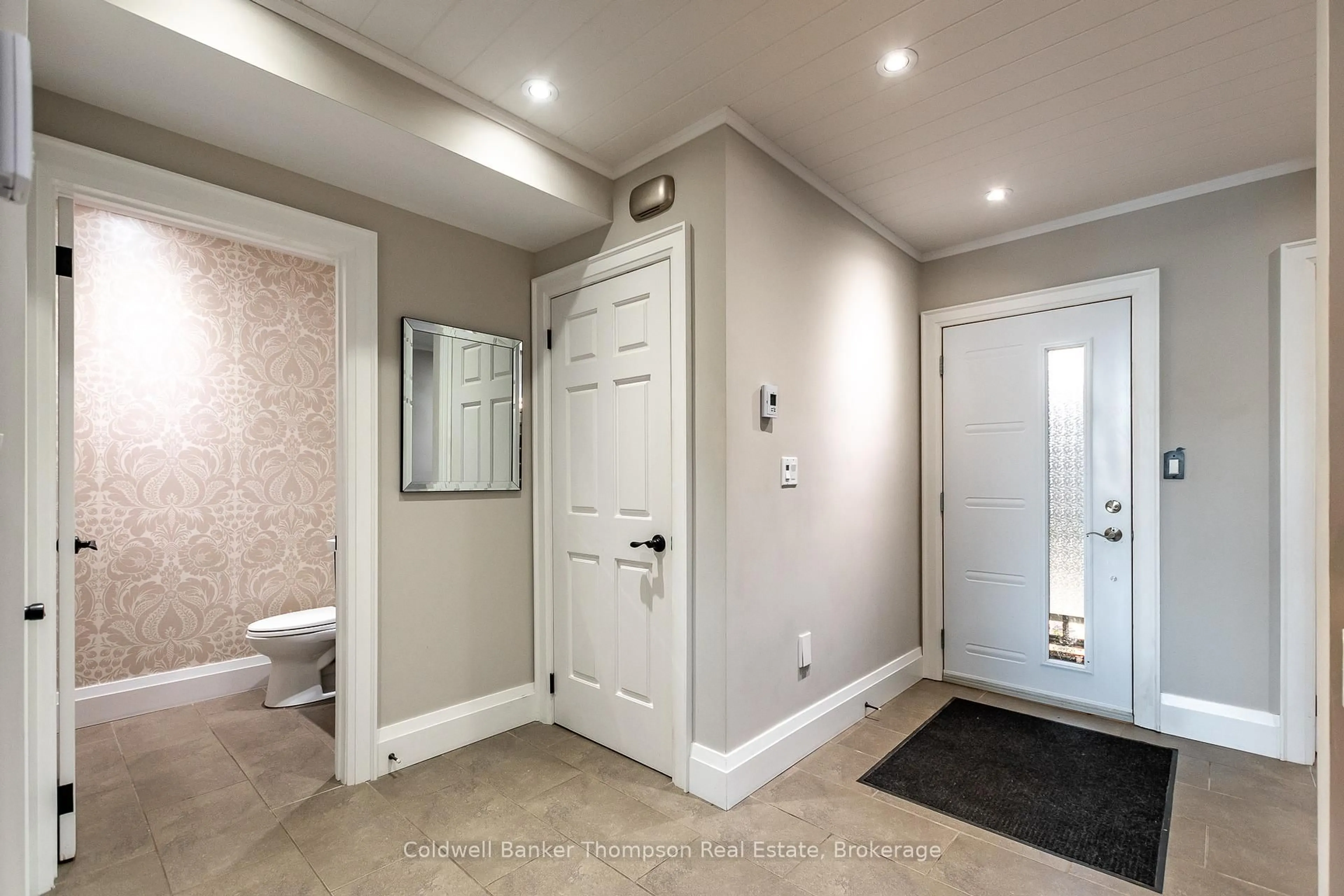 Indoor entryway for 4321 Grandview Bayside Dr, Huntsville Ontario P1H 2J5