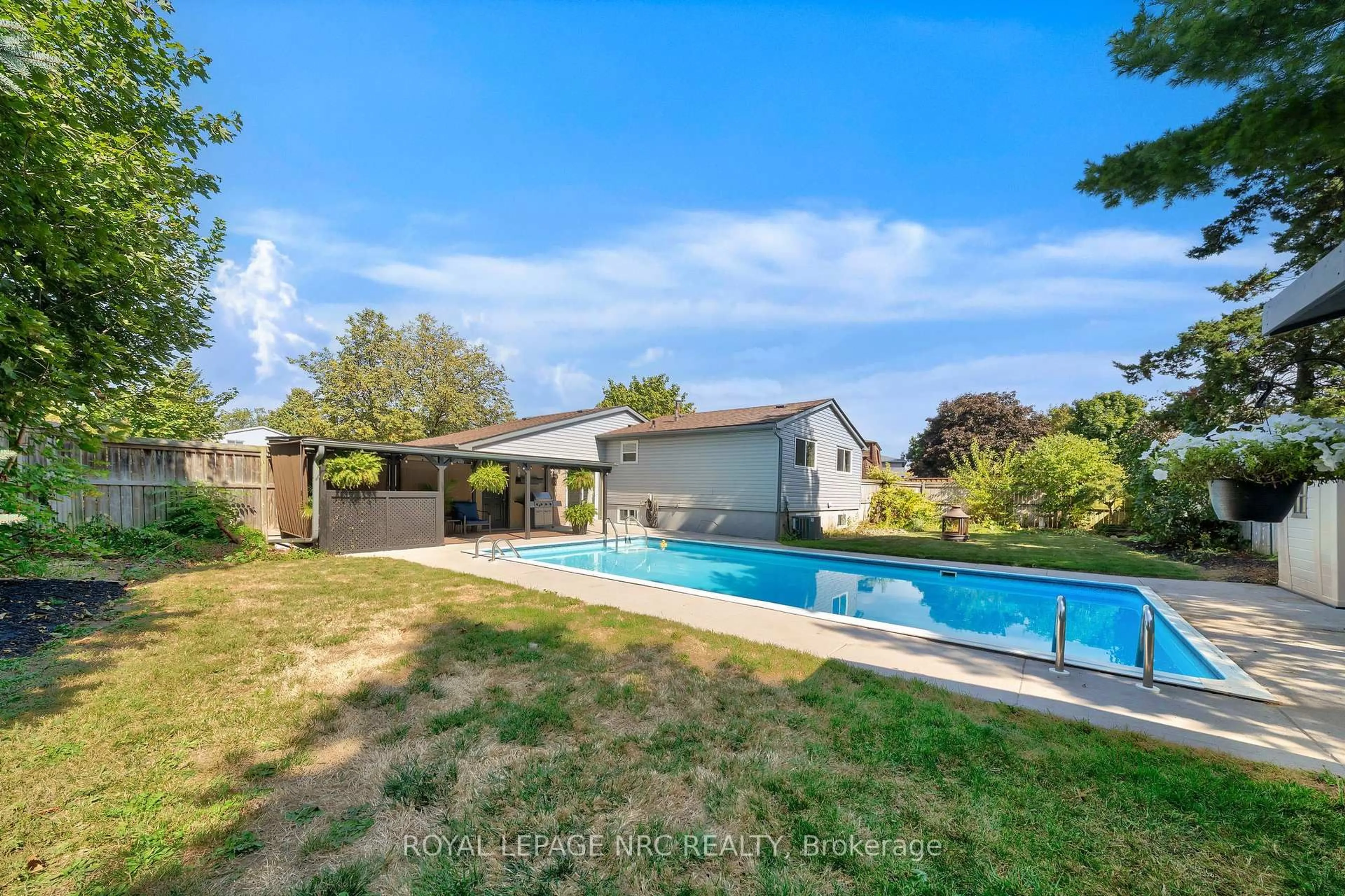A pic from outside/outdoor area/front of a property/back of a property/a pic from drone, unknown for 23 Bismark Dr, Cambridge Ontario N1S 4E6