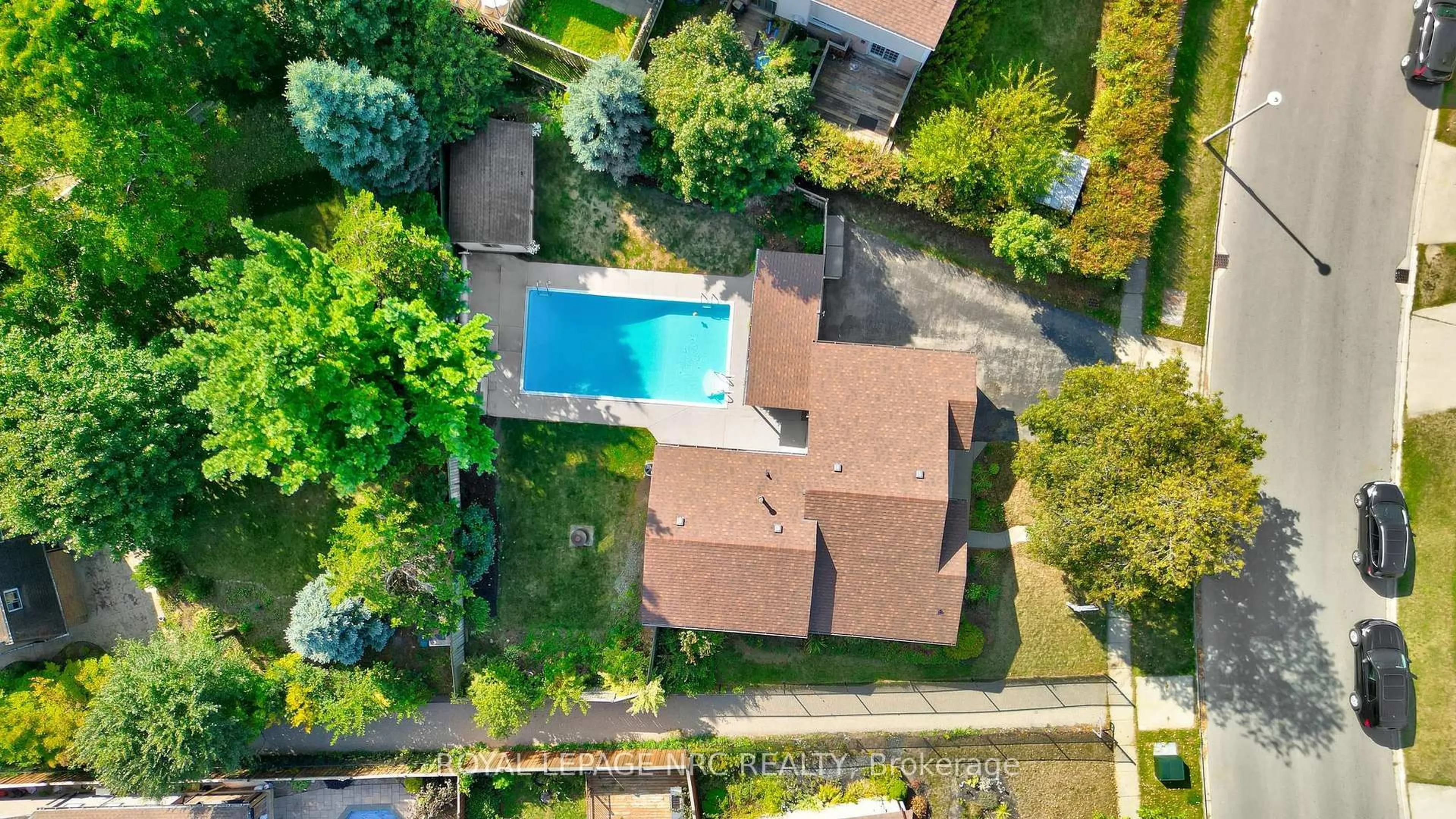 A pic from outside/outdoor area/front of a property/back of a property/a pic from drone, street for 23 Bismark Dr, Cambridge Ontario N1S 4E6