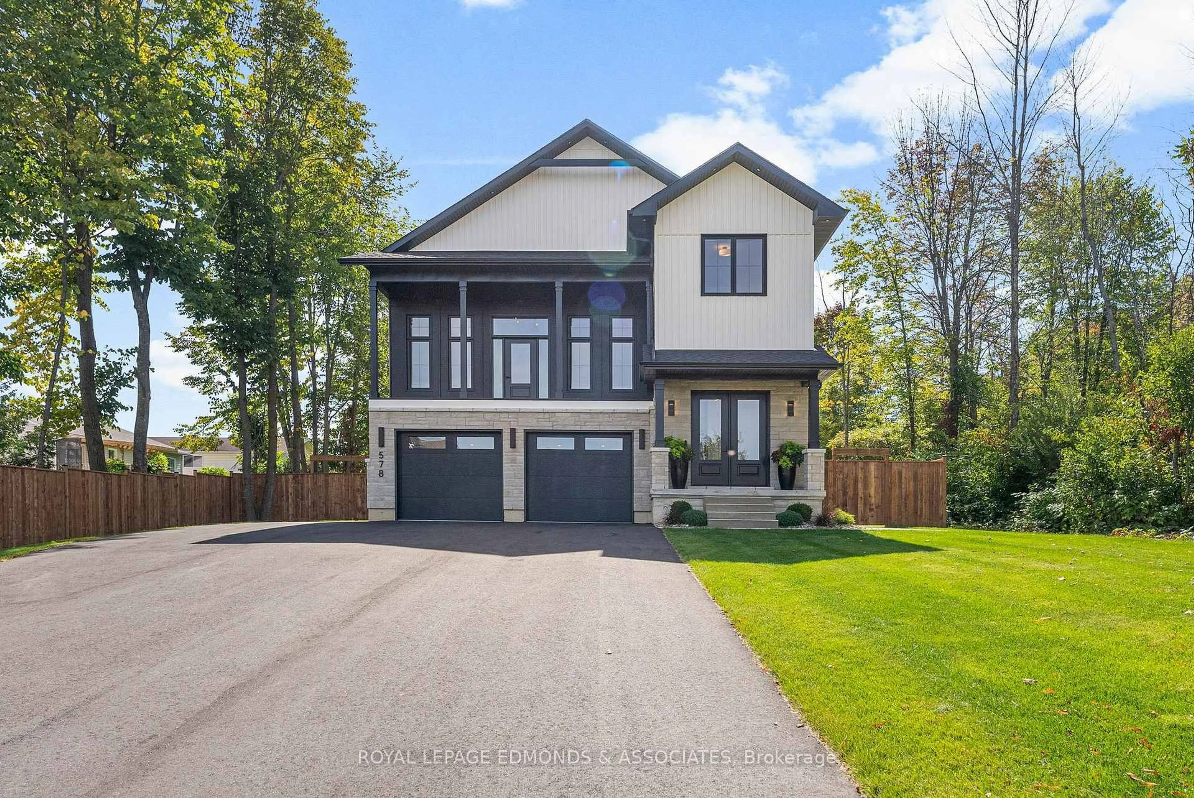 Home with vinyl exterior material, street for 578 Melton St, Pembroke Ontario K8A 6Z5