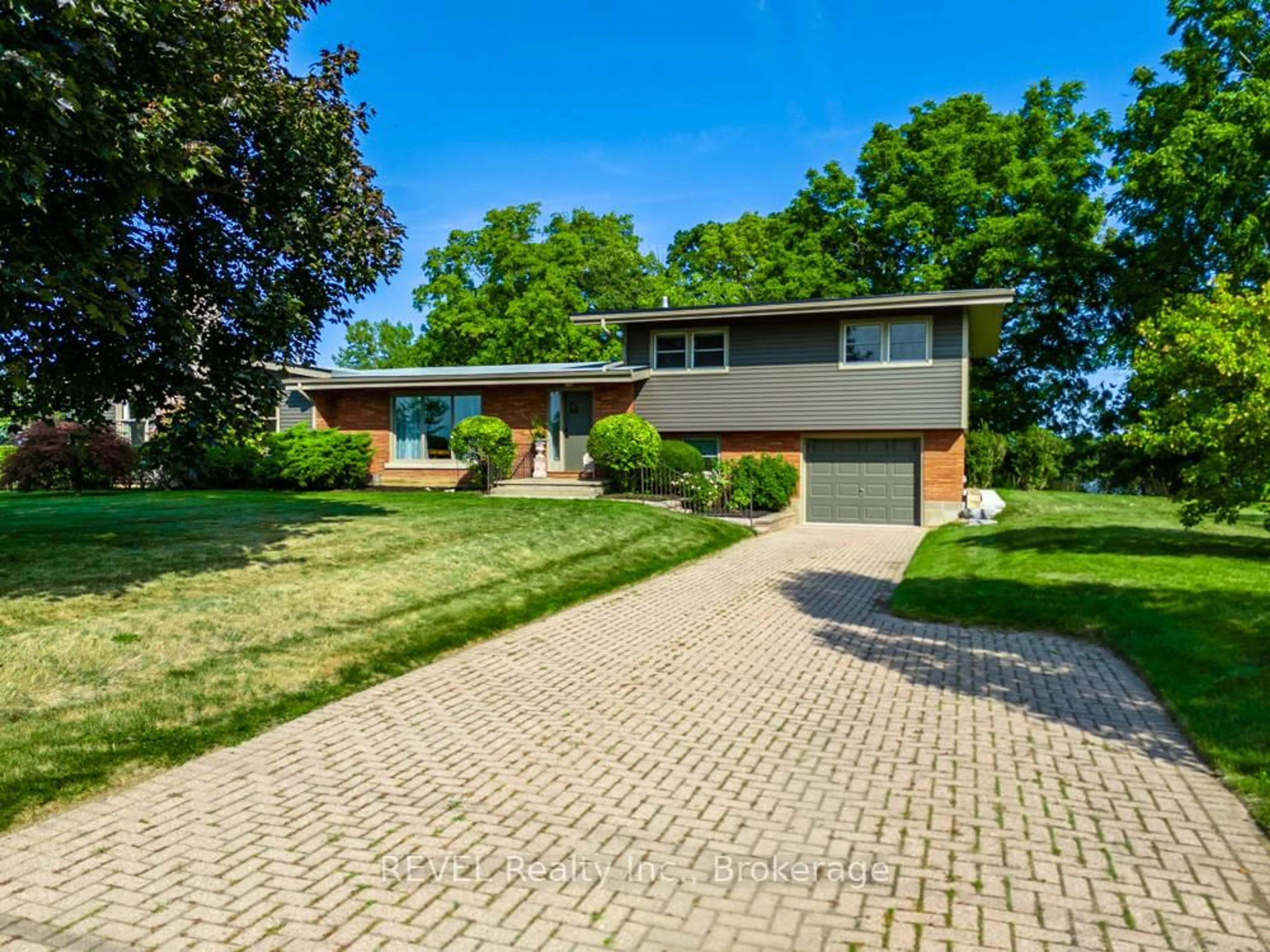 Home with brick exterior material, street for 4521 Twenty First St, Lincoln Ontario L0R 2E0