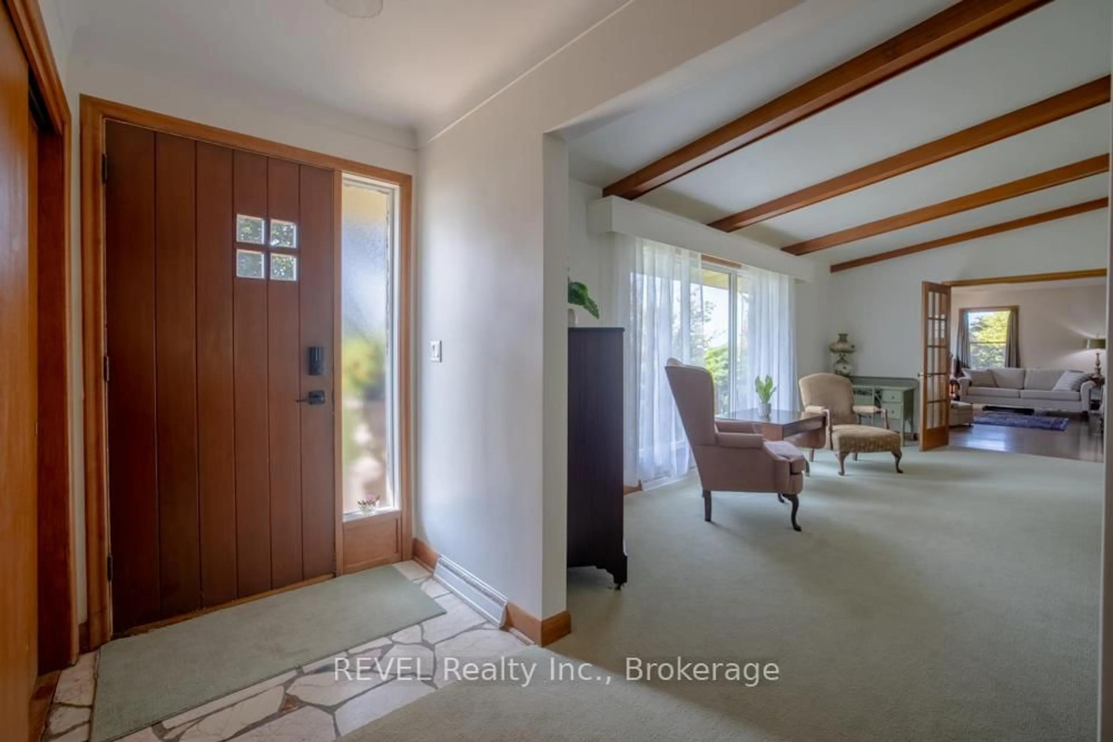 Indoor entryway for 4521 Twenty First St, Lincoln Ontario L0R 2E0