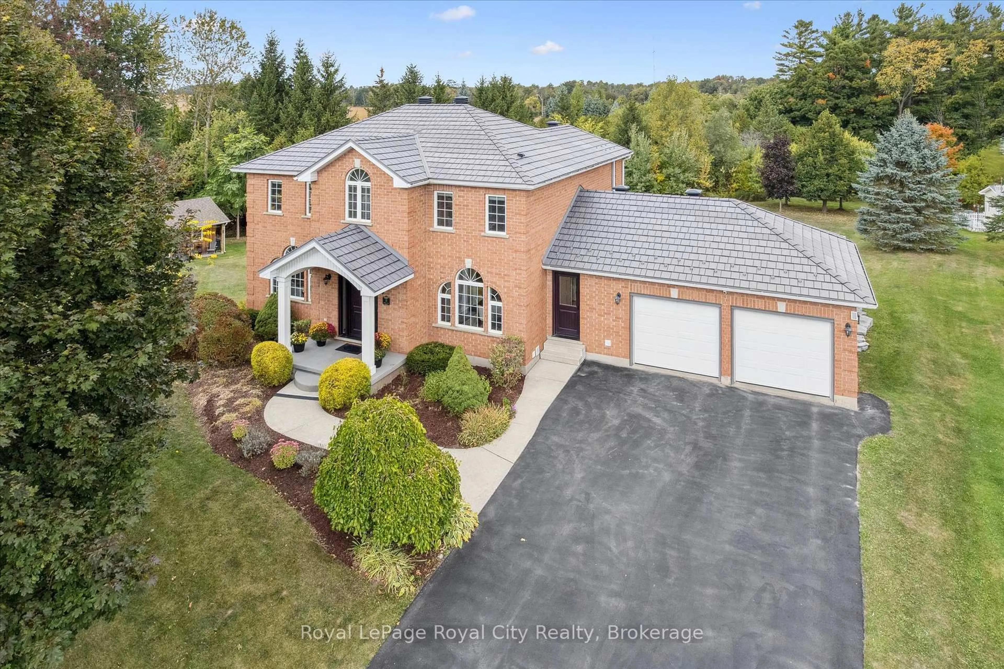 A pic from outside/outdoor area/front of a property/back of a property/a pic from drone, street for 11 Adam Crt, Guelph/Eramosa Ontario N1E 0N4