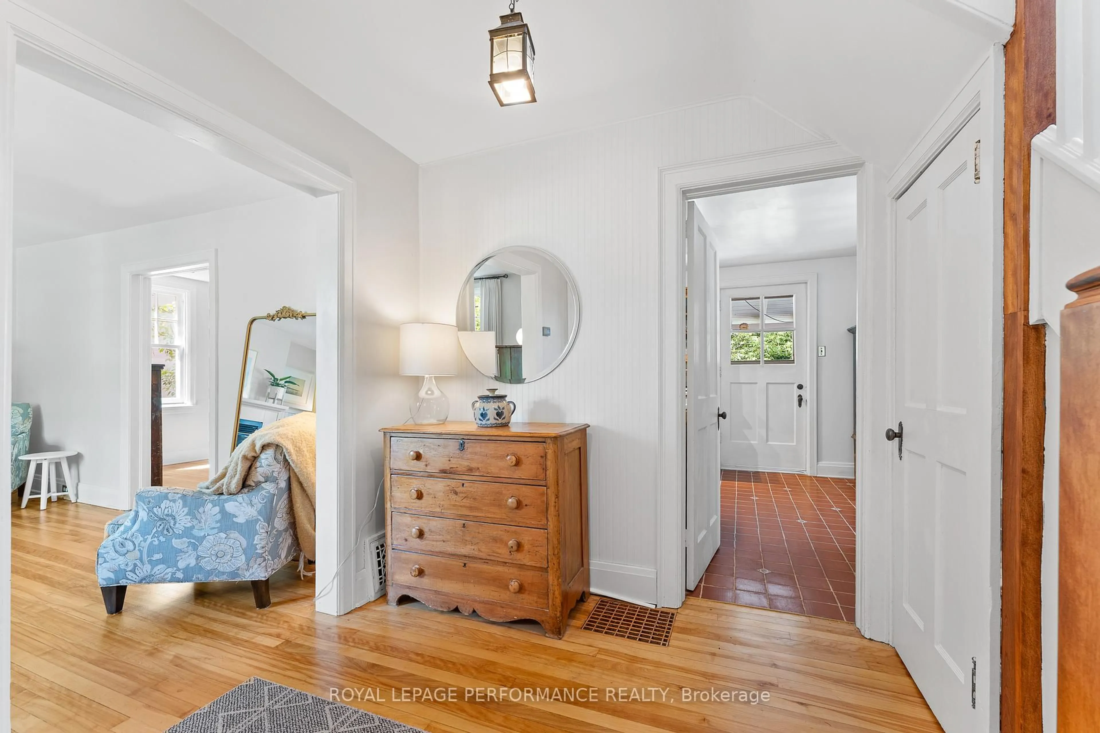 Indoor entryway for 458 Melbourne Ave, Ottawa Ontario K2A 1W3
