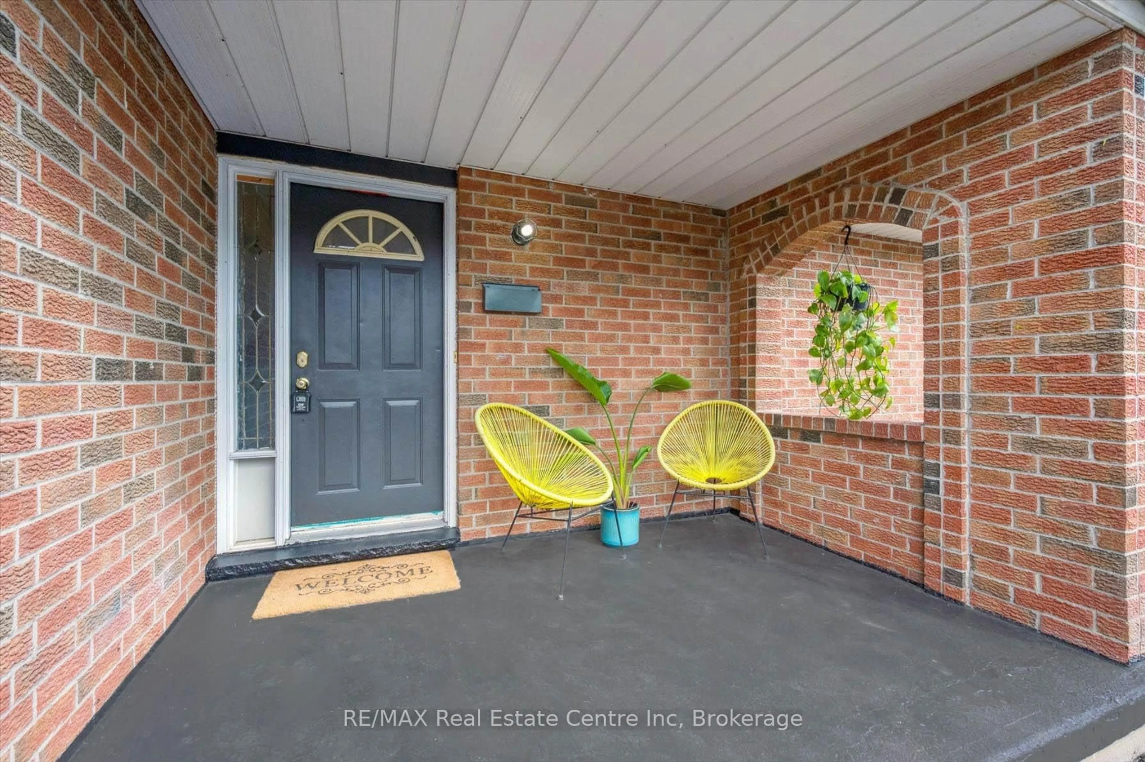 Indoor entryway for 15 AVRA Crt, Guelph Ontario N1H 7B2