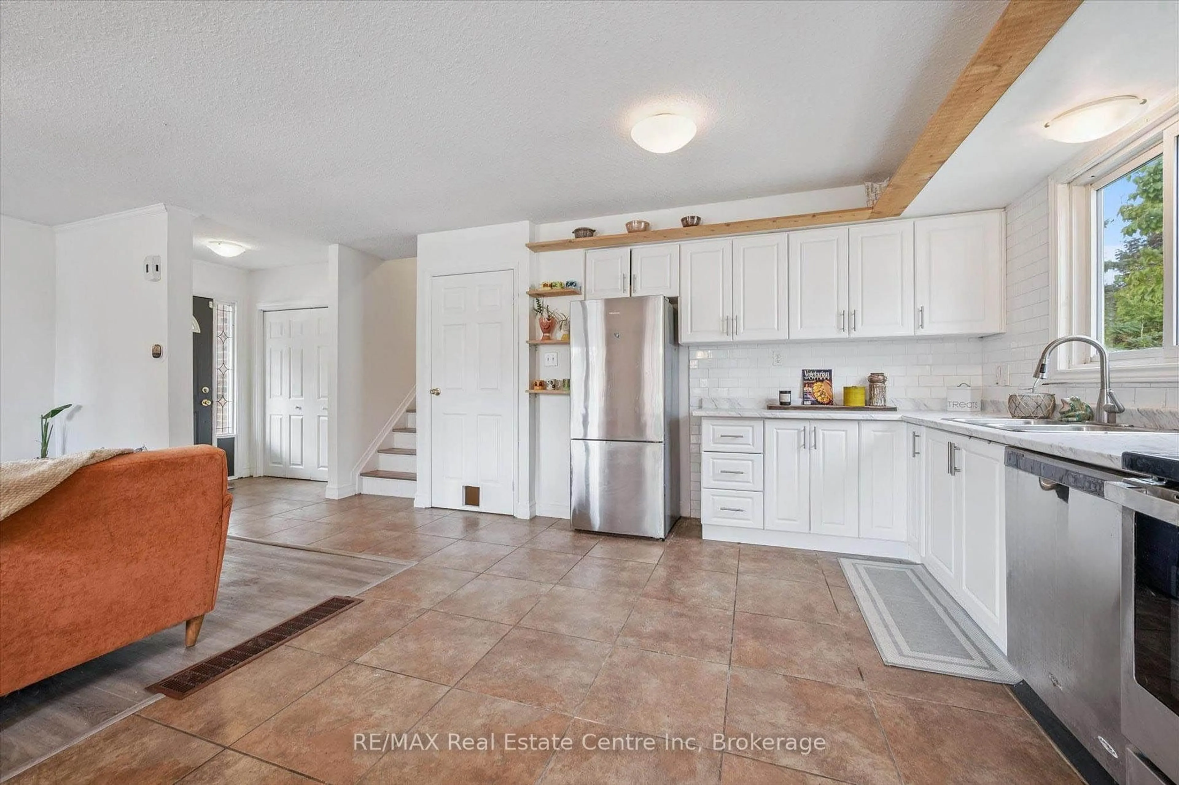 Open concept kitchen, ceramic/tile floor for 15 AVRA Crt, Guelph Ontario N1H 7B2