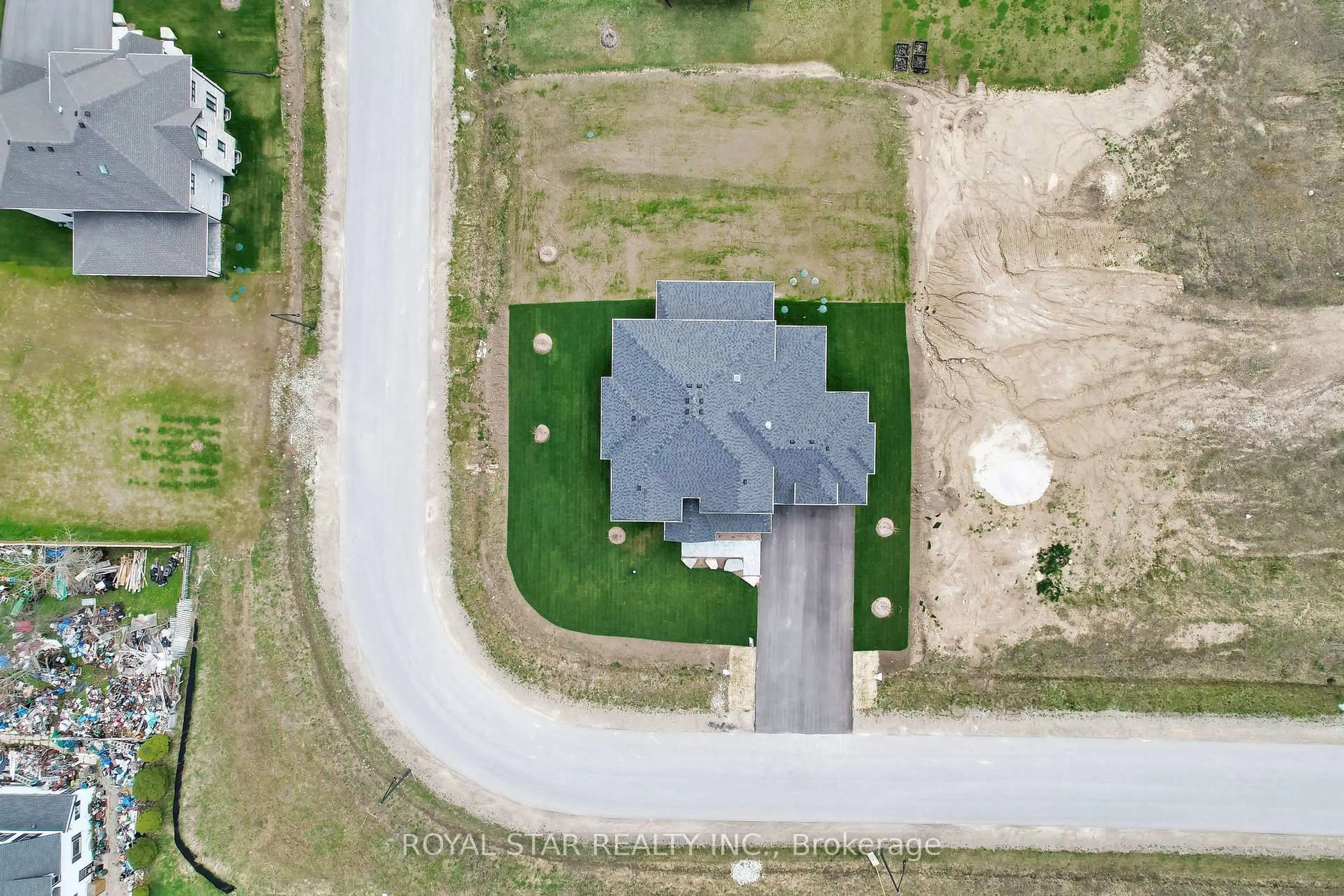 A pic from outside/outdoor area/front of a property/back of a property/a pic from drone, street for 38 Charles Currie Cres, Erin Ontario N1H 0B7