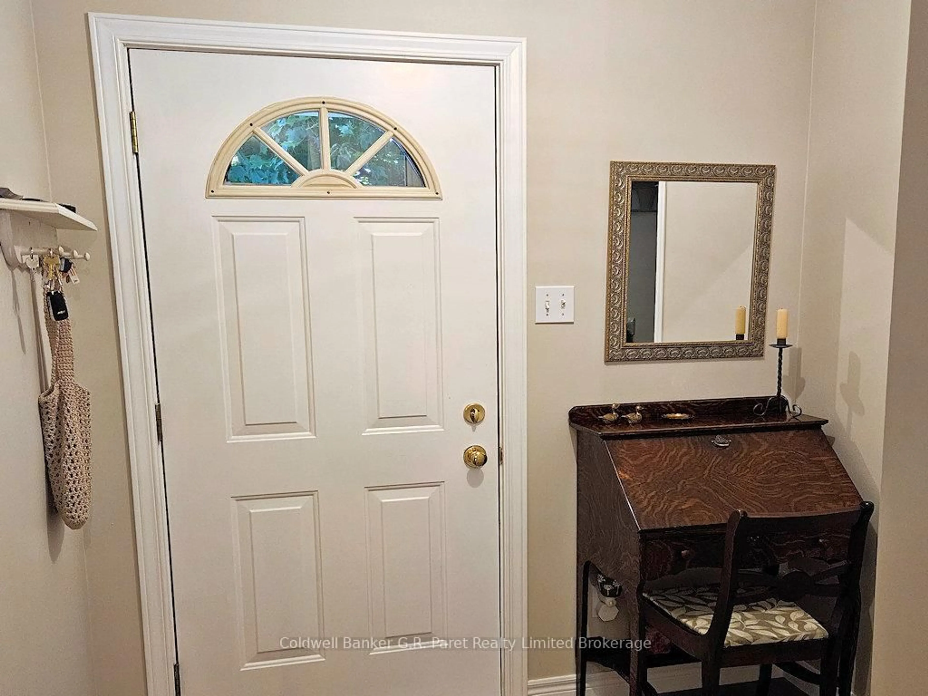 Indoor entryway for 622 Wharncliffe Rd. South Rd #6, London South Ontario N6J 2N4