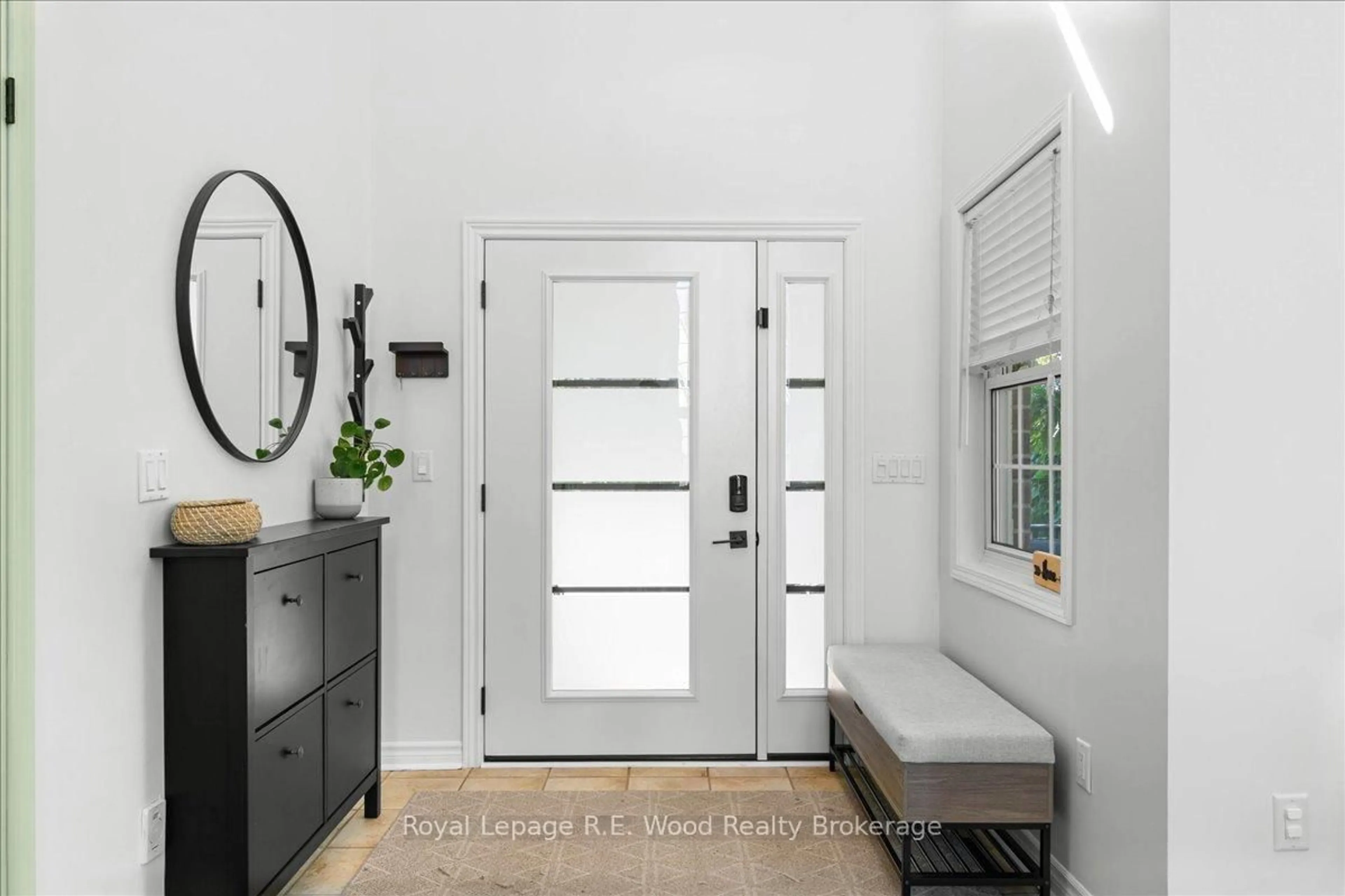 Indoor entryway for 6 Owen St, Ingersoll Ontario N5C 4H3