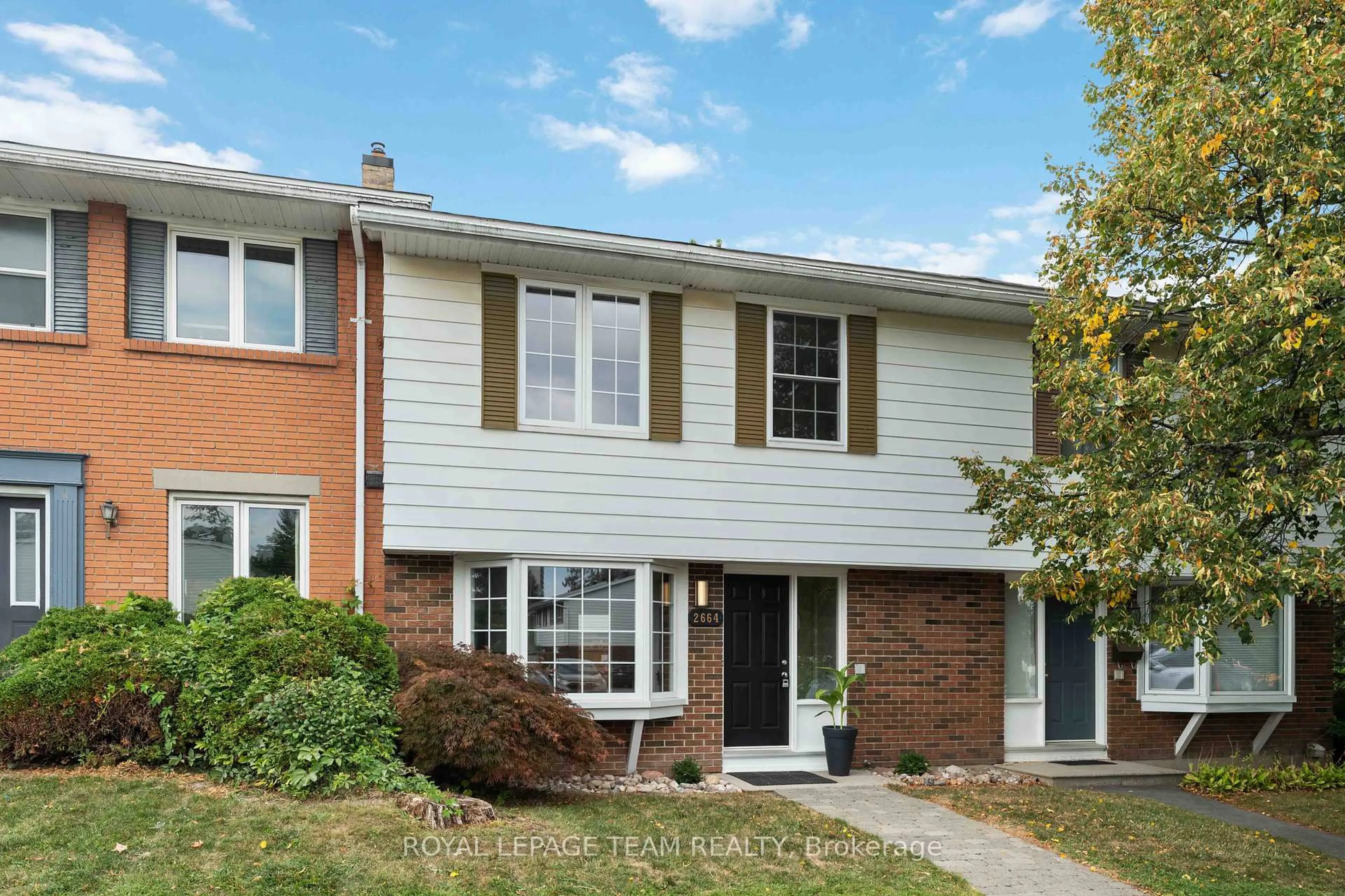 Home with vinyl exterior material, street for 2664 Draper Ave, Ottawa Ontario K2H 6Z9