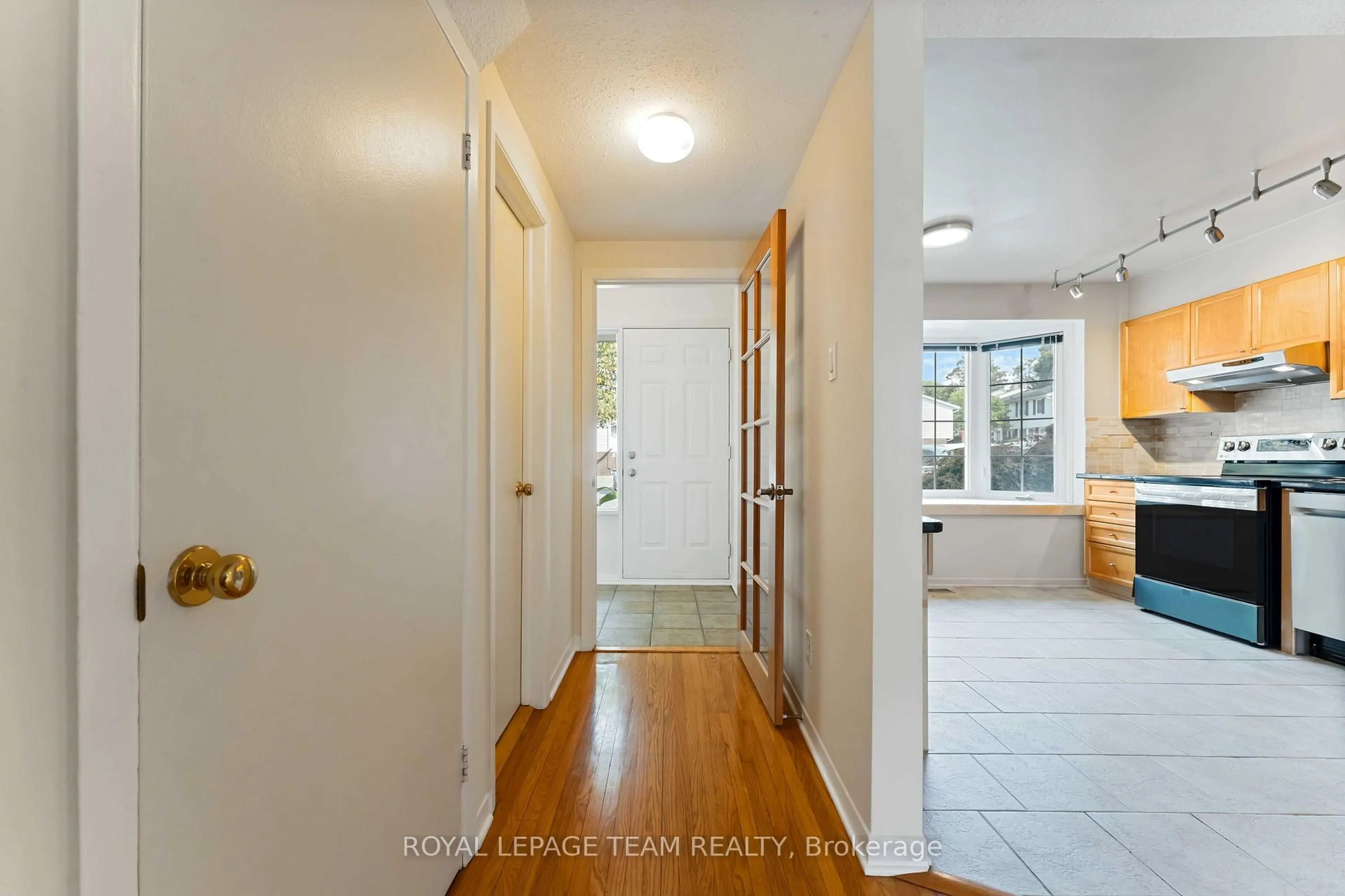 Indoor entryway for 2664 Draper Ave, Ottawa Ontario K2H 6Z9