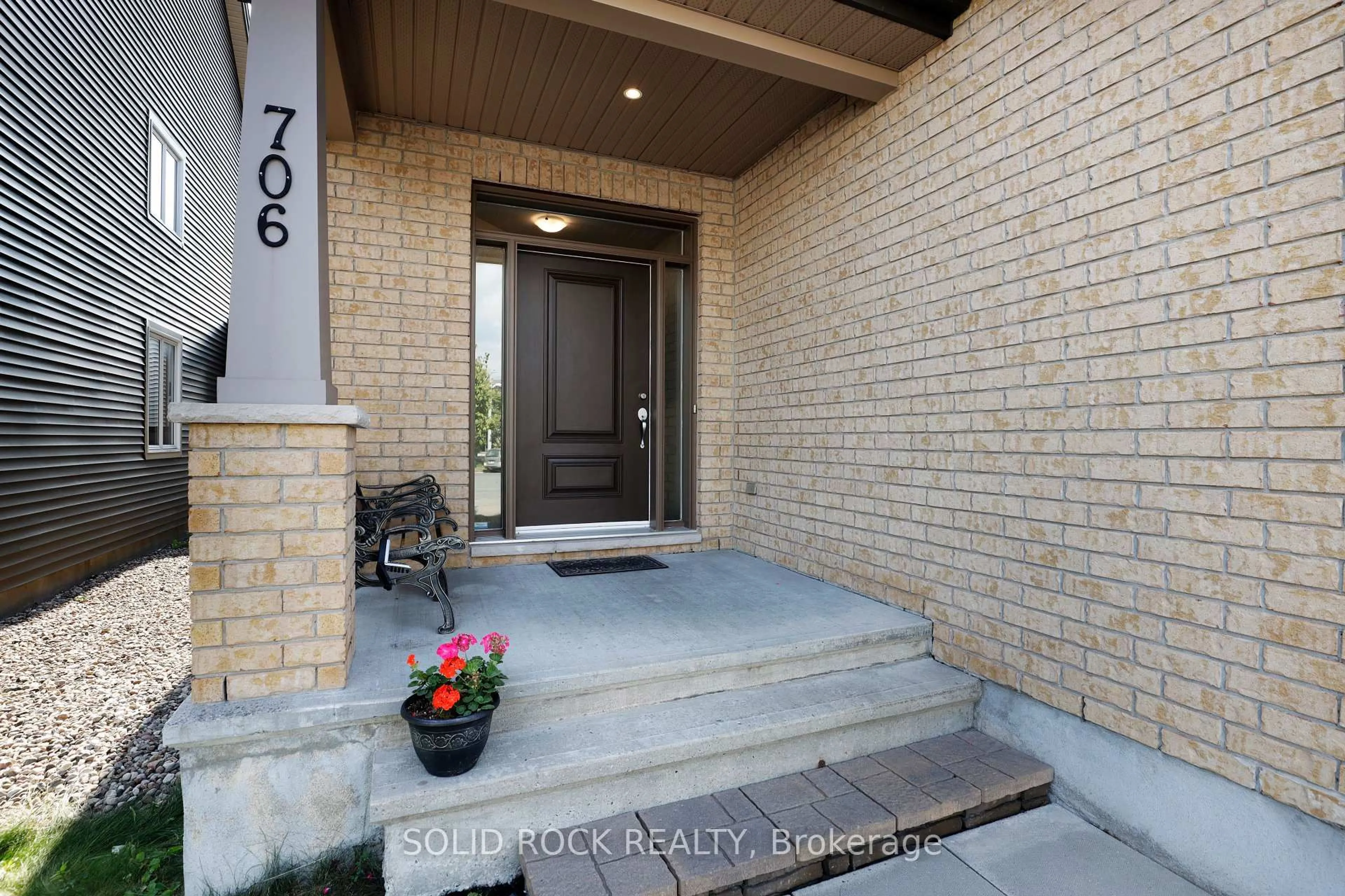 Indoor entryway for 706 Wrangler Circ, Stittsville Ontario K2S 0R2