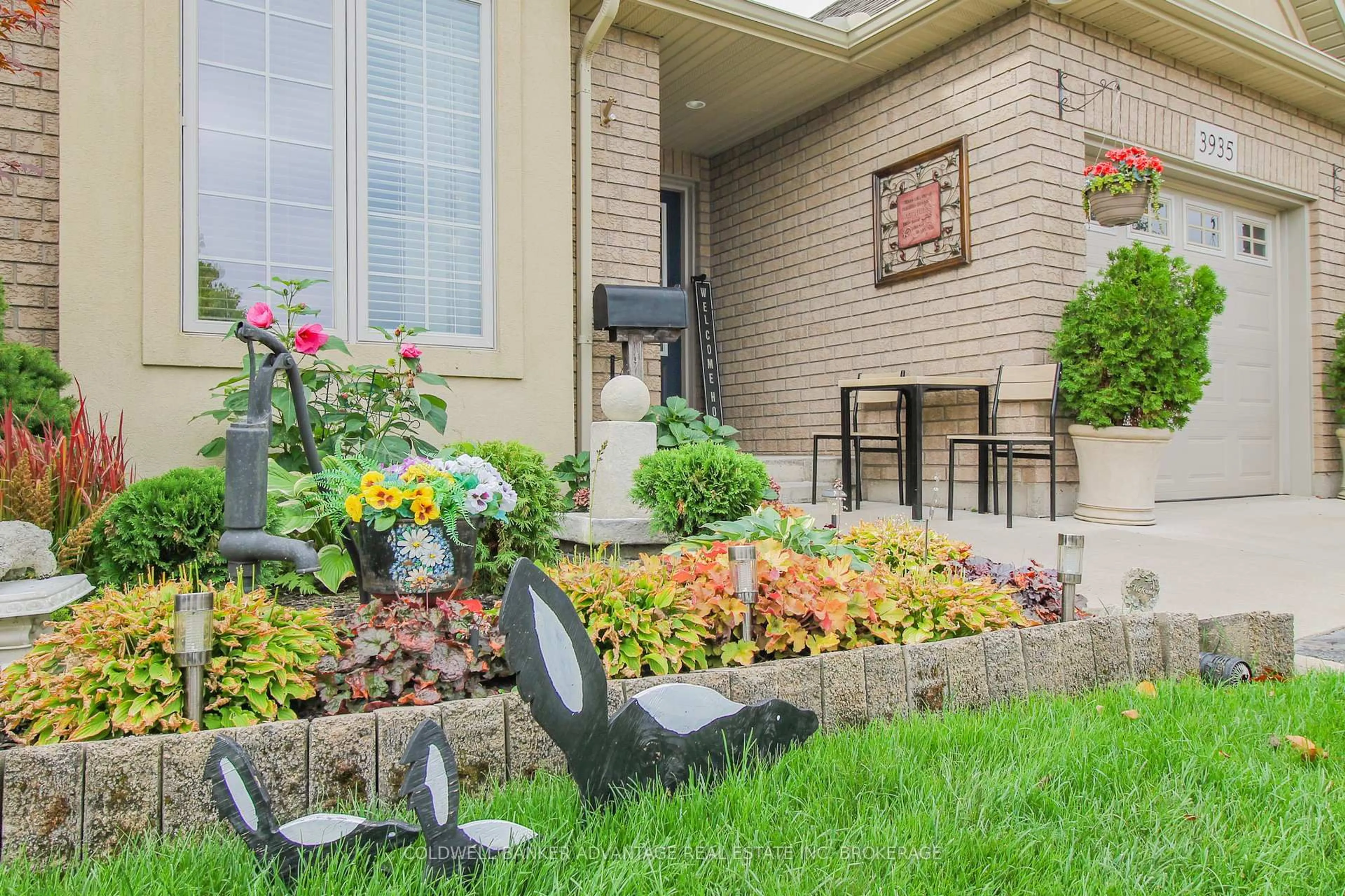Patio, street for 3935 Lower Coach Rd, Fort Erie Ontario L0S 1S0