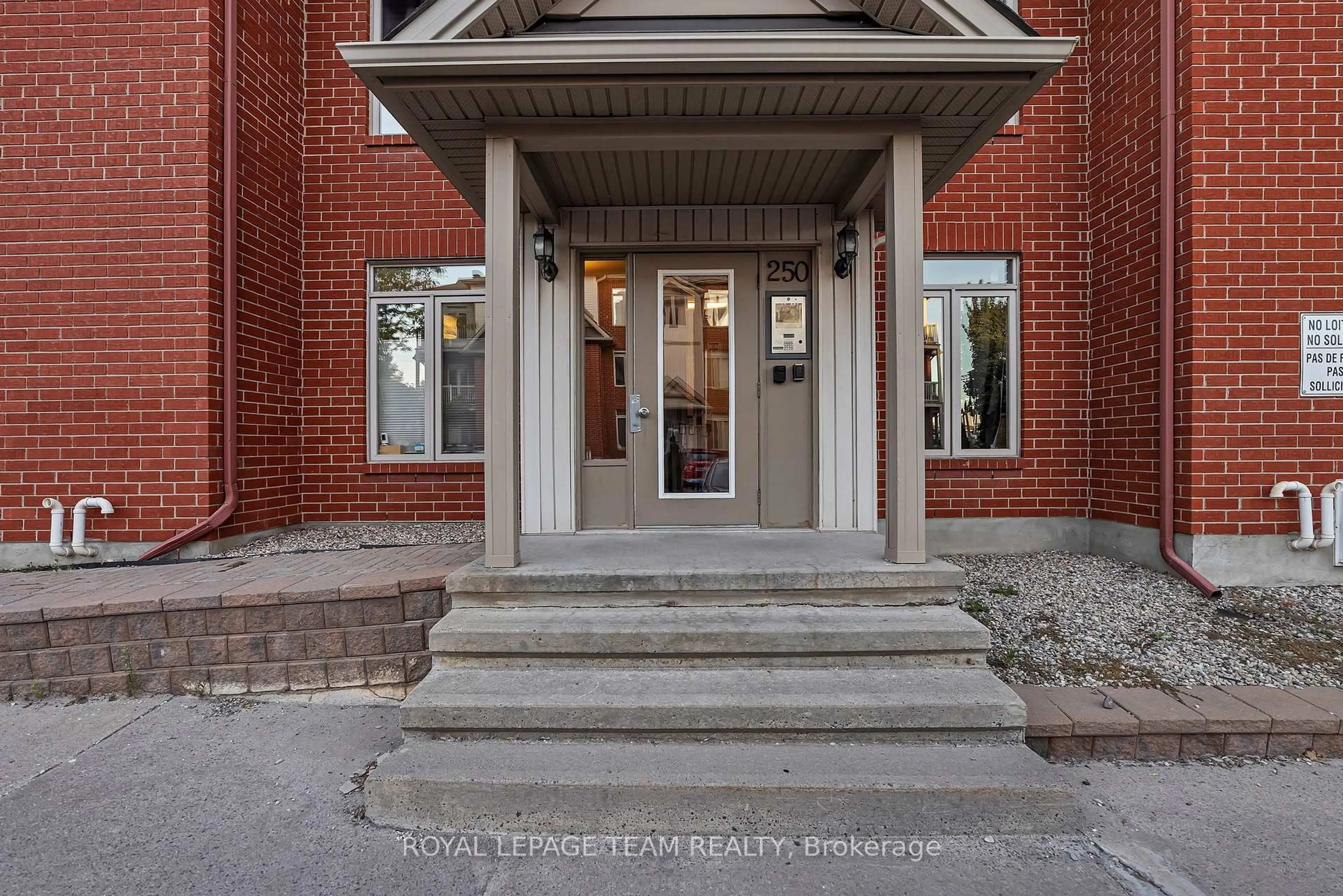 Unknown for 250 Meilleur Private #B, Ottawa Ontario K1L 0A3
