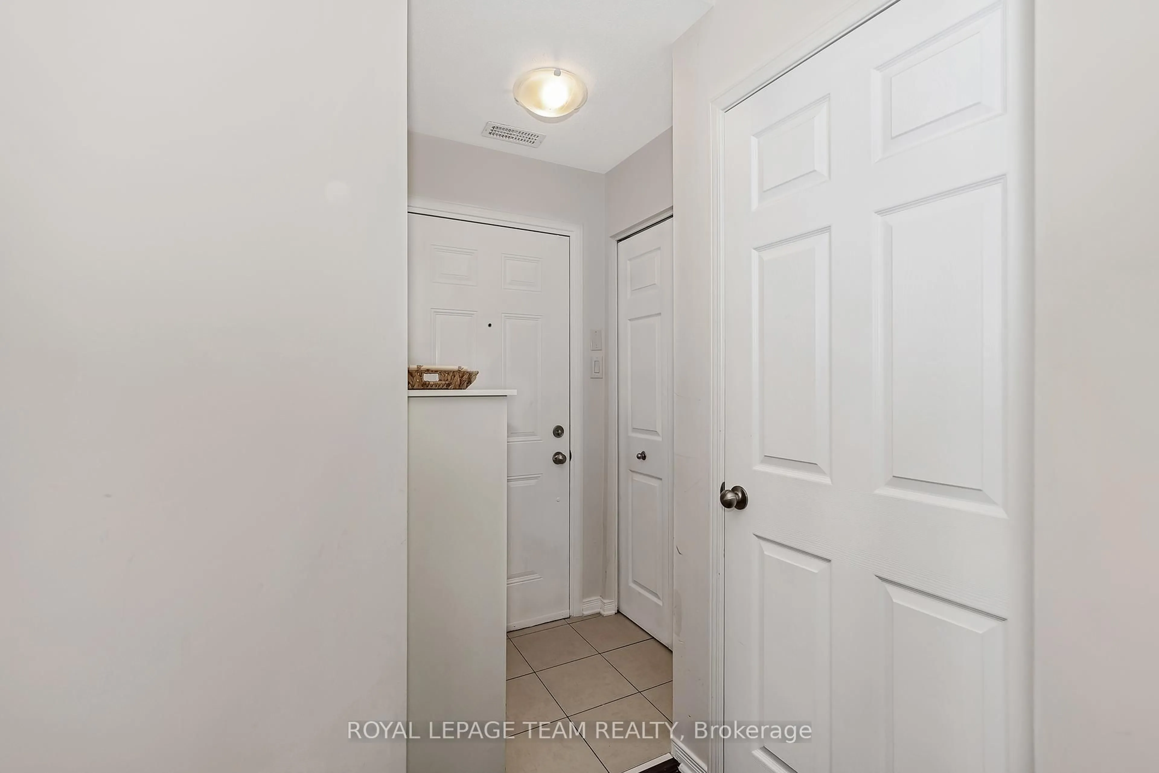 Indoor entryway for 250 Meilleur Private #B, Ottawa Ontario K1L 0A3