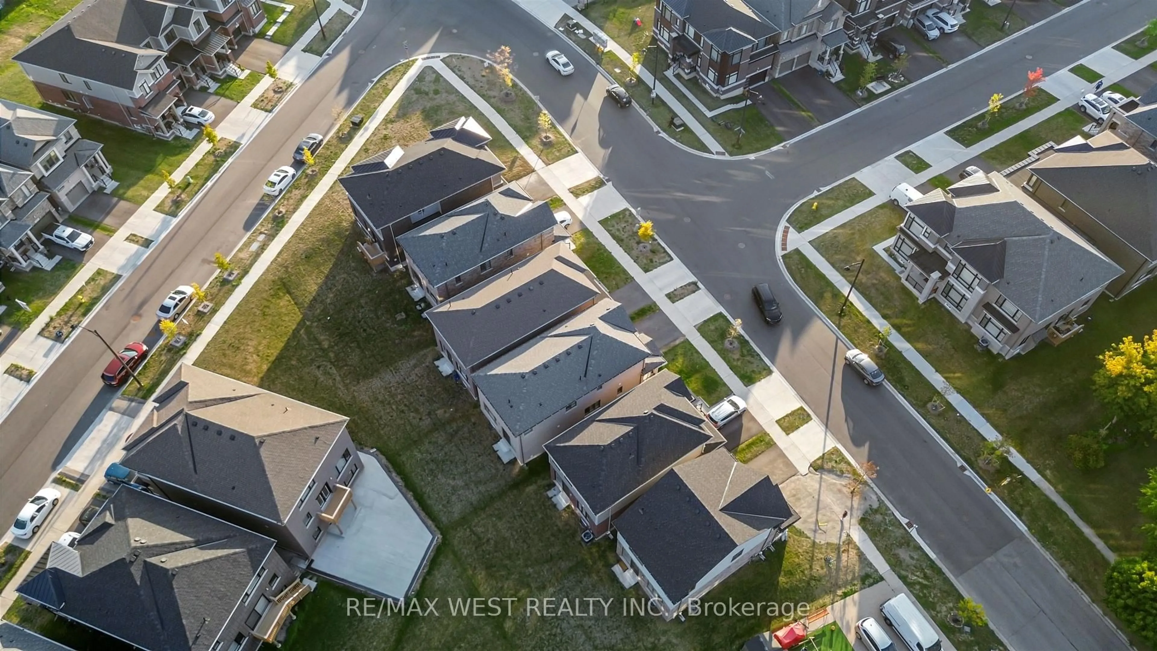 A pic from outside/outdoor area/front of a property/back of a property/a pic from drone, street for 297 Bismark Dr, Cambridge Ontario N1S 0C6