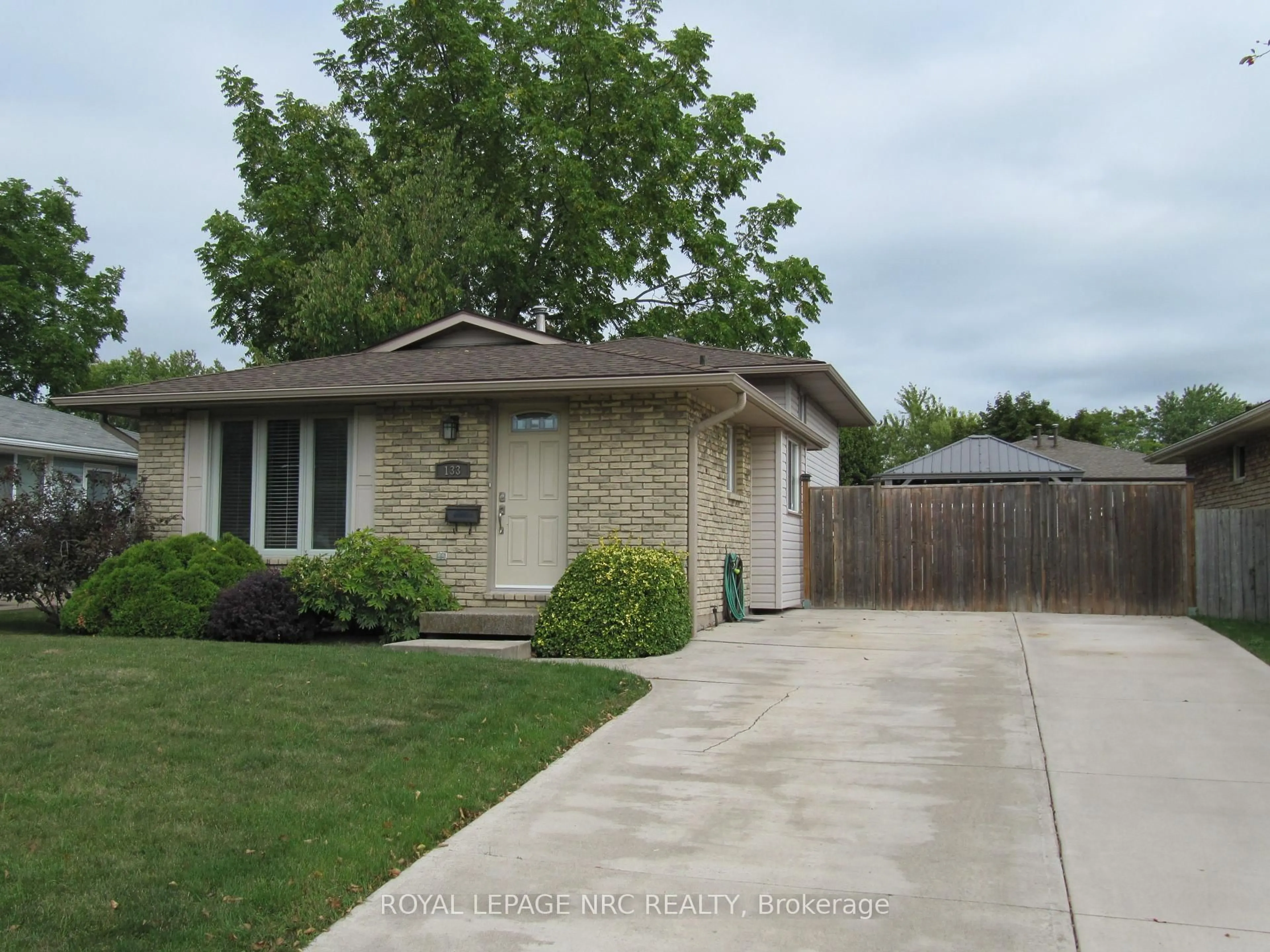 Home with brick exterior material, street for 133 Keefer Rd, Thorold Ontario L2V 4N1