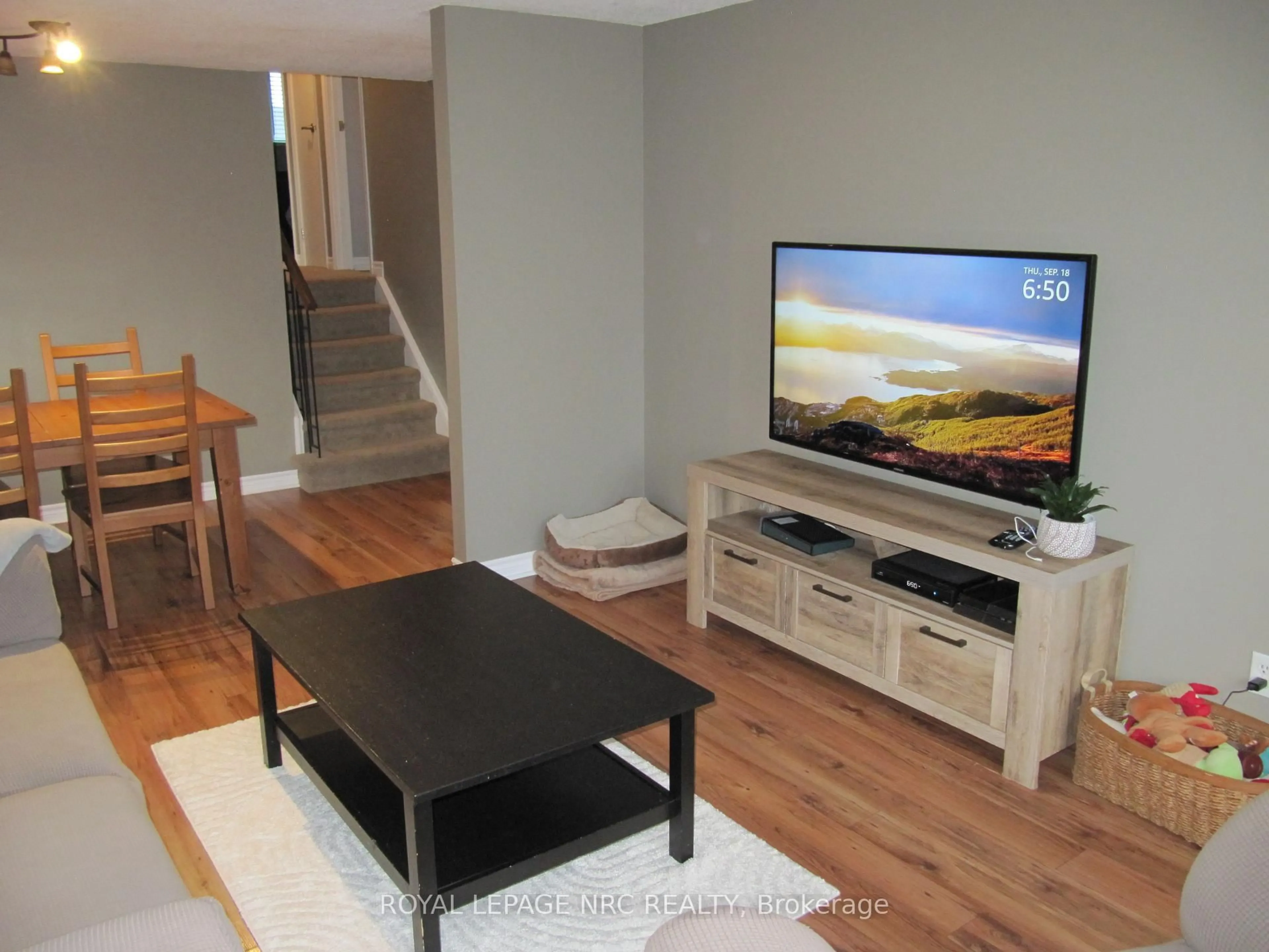Living room with furniture, wood/laminate floor for 133 Keefer Rd, Thorold Ontario L2V 4N1