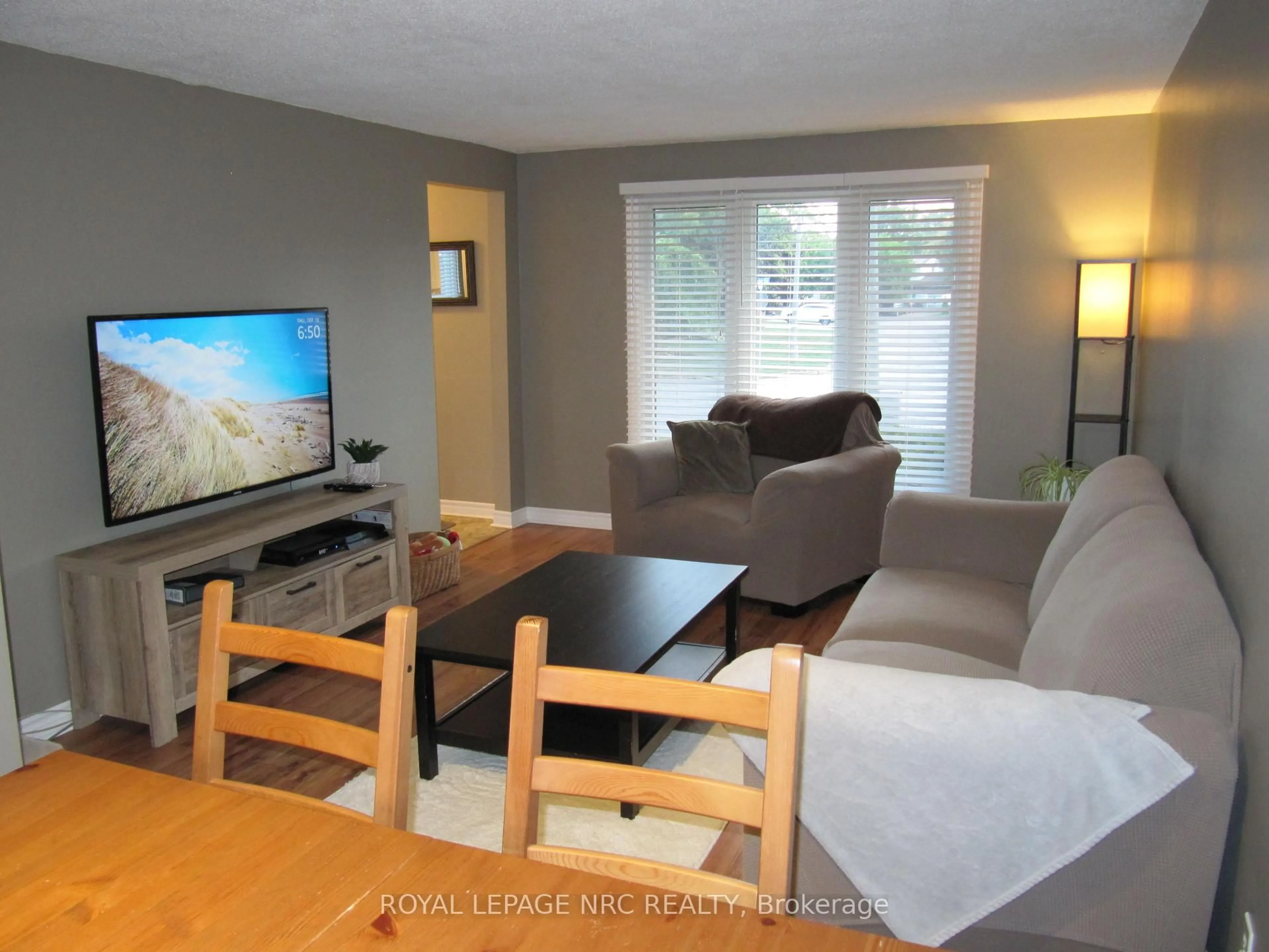 Living room with furniture, wood/laminate floor for 133 Keefer Rd, Thorold Ontario L2V 4N1