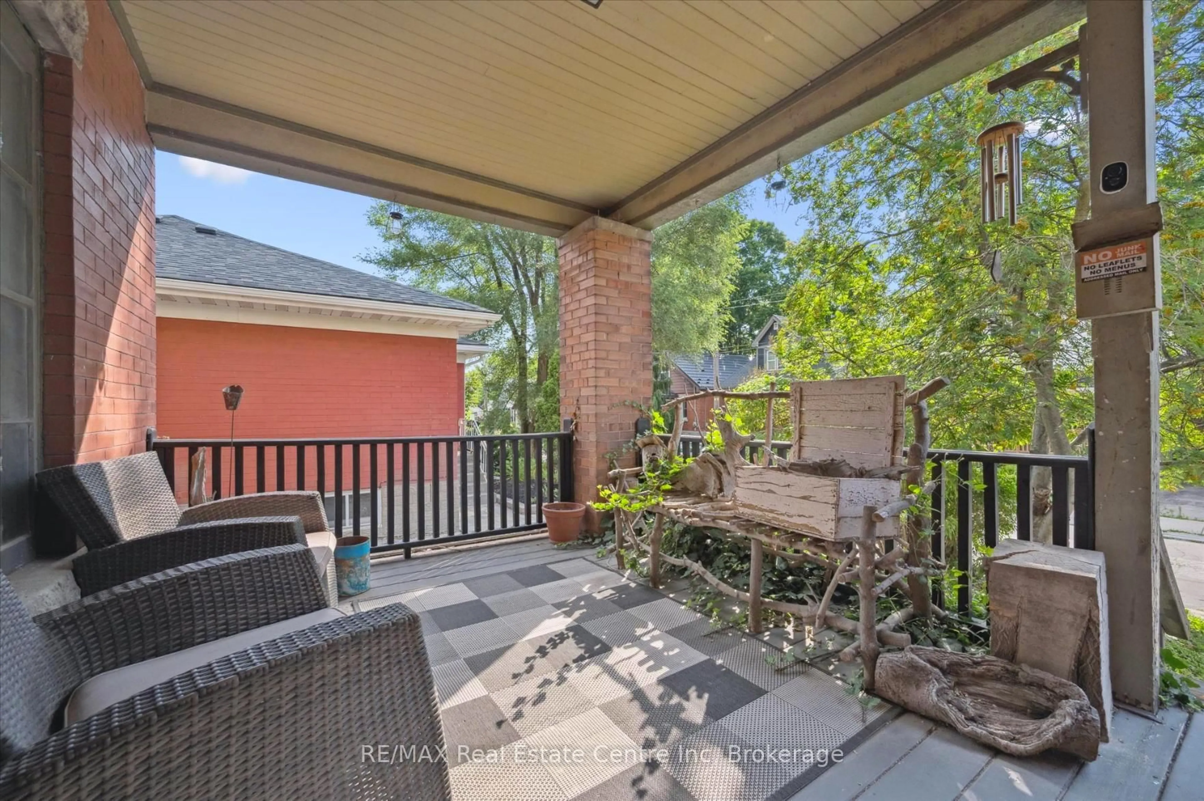 Patio, street for 265 London Rd, Guelph Ontario N1H 2C7