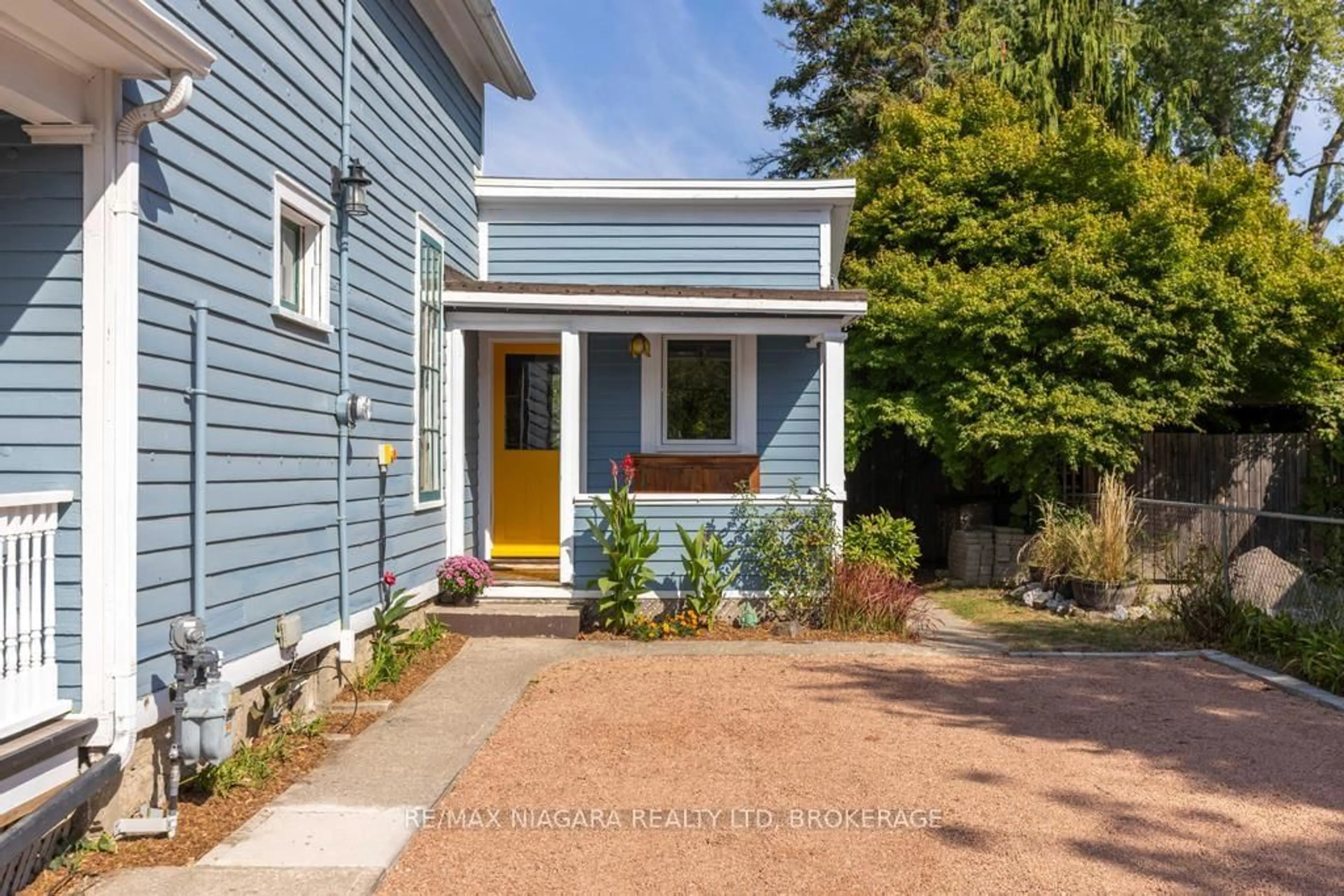 Home with vinyl exterior material, street for 29 Elizabeth St, St. Catharines Ontario L2R 2L3