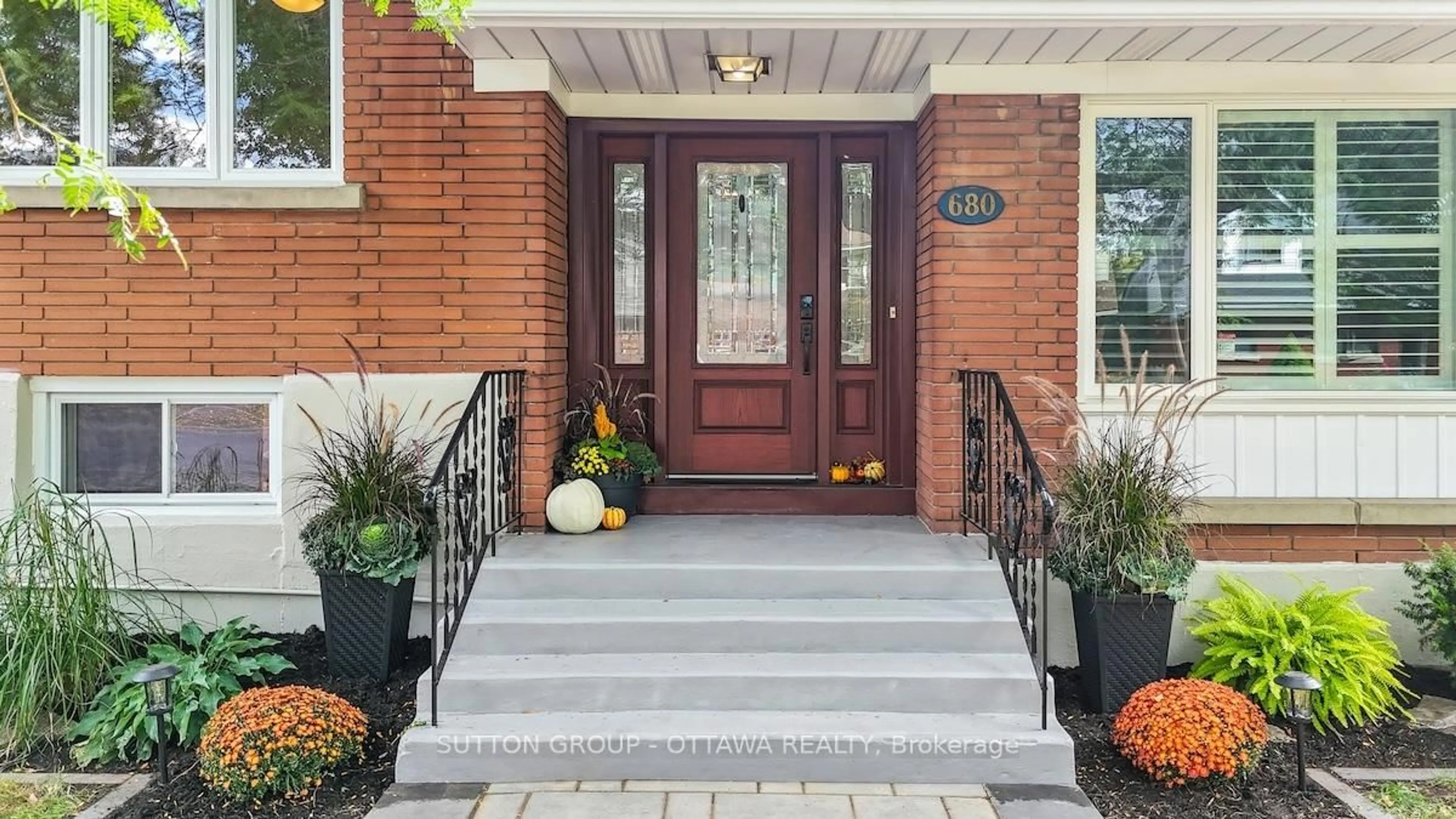 Indoor entryway for 680 Weston Dr, Ottawa Ontario K1G 1V8