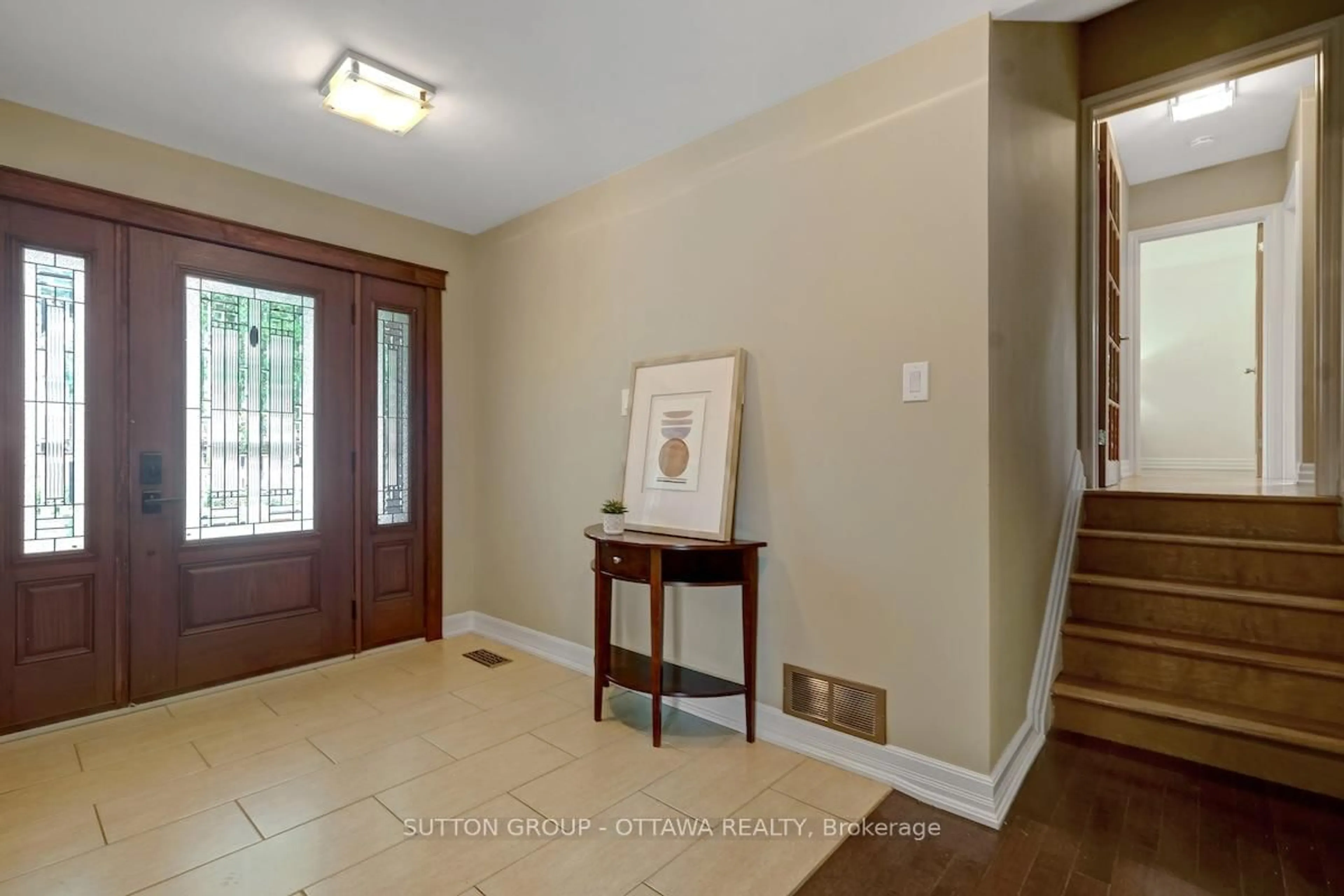 Indoor entryway for 680 Weston Dr, Ottawa Ontario K1G 1V8
