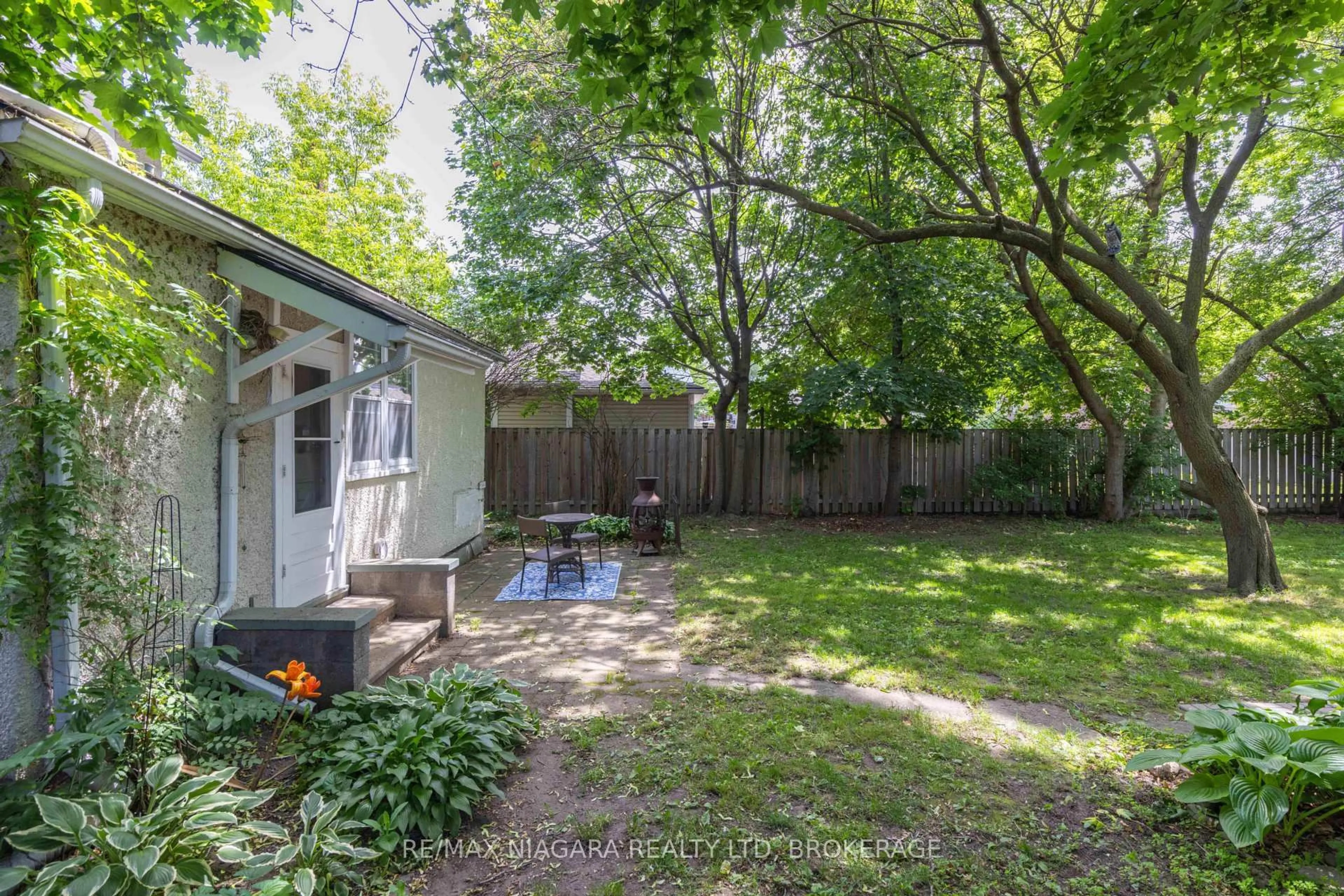 Patio, street for 40 Dacotah St, St. Catharines Ontario L2R 1Z7