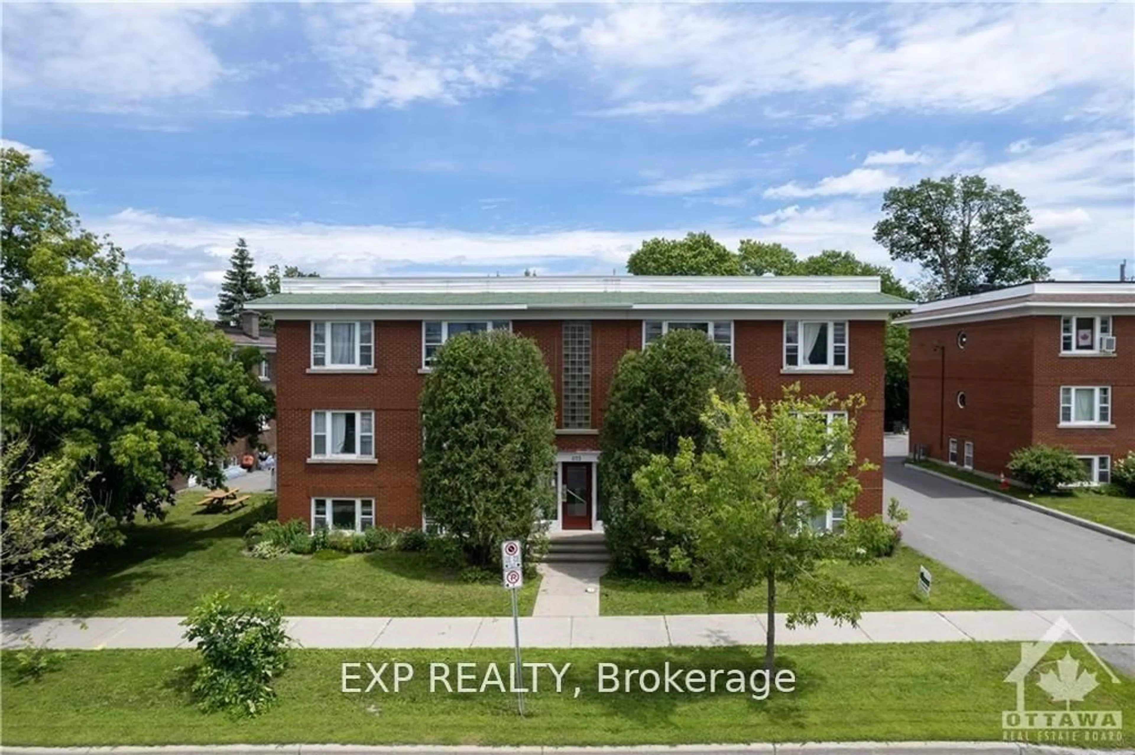 A pic from outside/outdoor area/front of a property/back of a property/a pic from drone, building for 873 Kirkwood Ave, Ottawa Ontario K1Z 5Y3