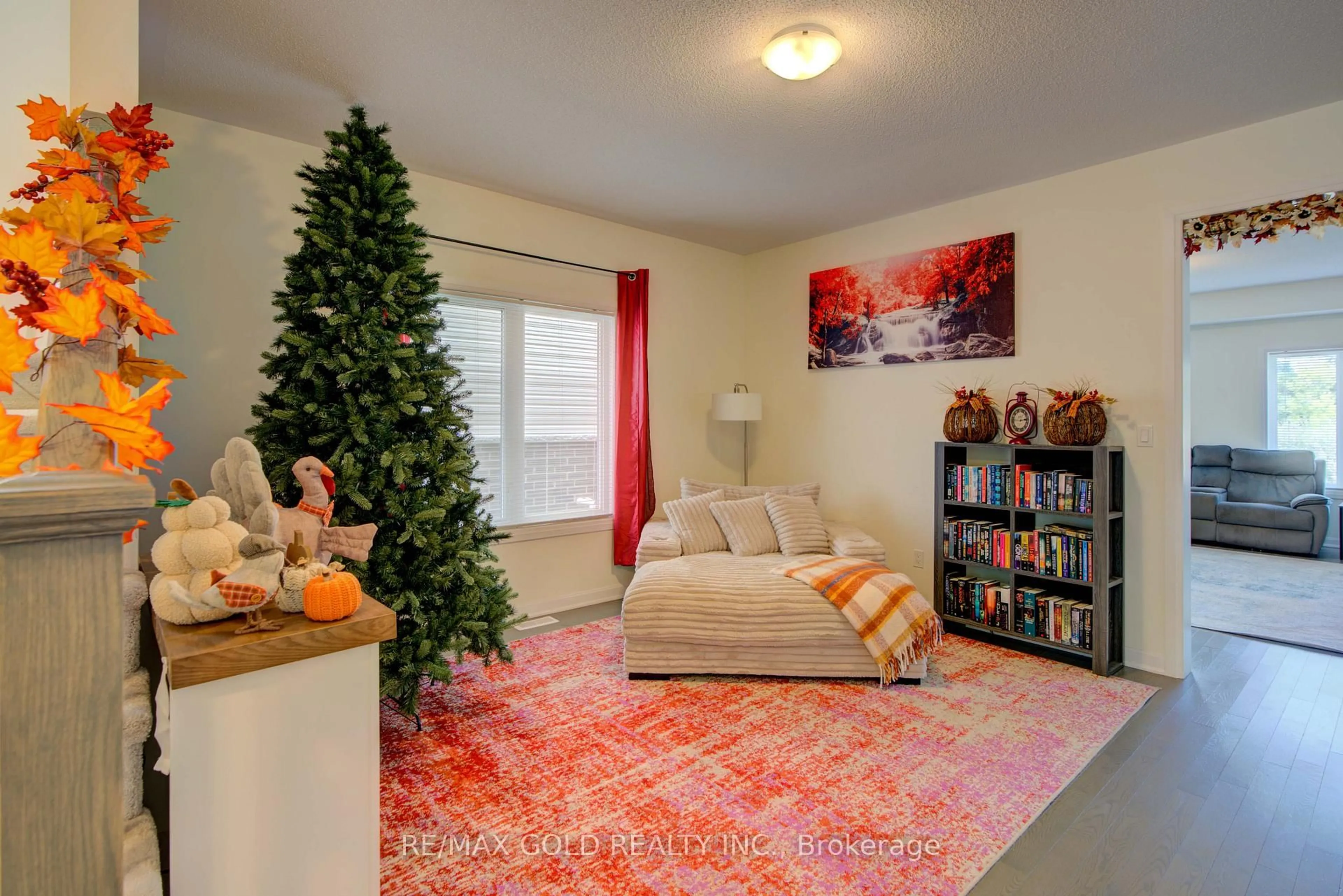 Living room with furniture, carpet floor for 66 Oakmont Dr, Loyalist Ontario L2E 6A3
